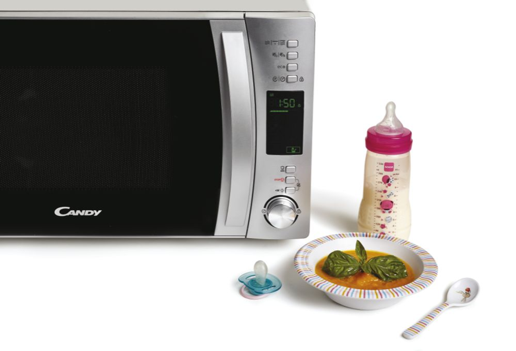 Un forno a microonde, un biberon, una ciotola di cibo e un ciuccio su una superficie bianca.