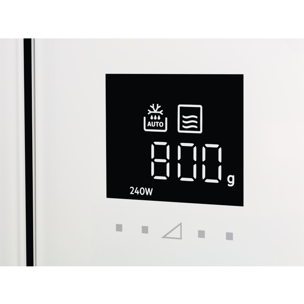 Forno a microonde bianco con display digitale che mostra '800g' e simboli. Sfondo bianco.
