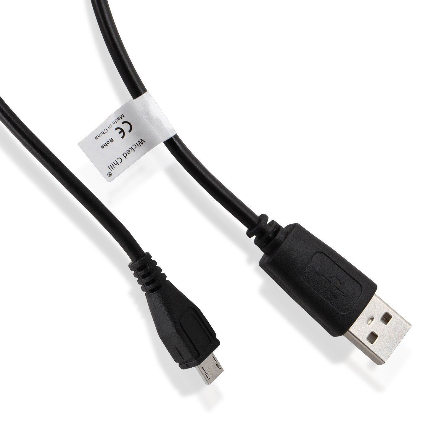 Schwarzes USB-Kabel mit zwei Anschlüssen. Weißer Hintergrund. Nahaufnahme.