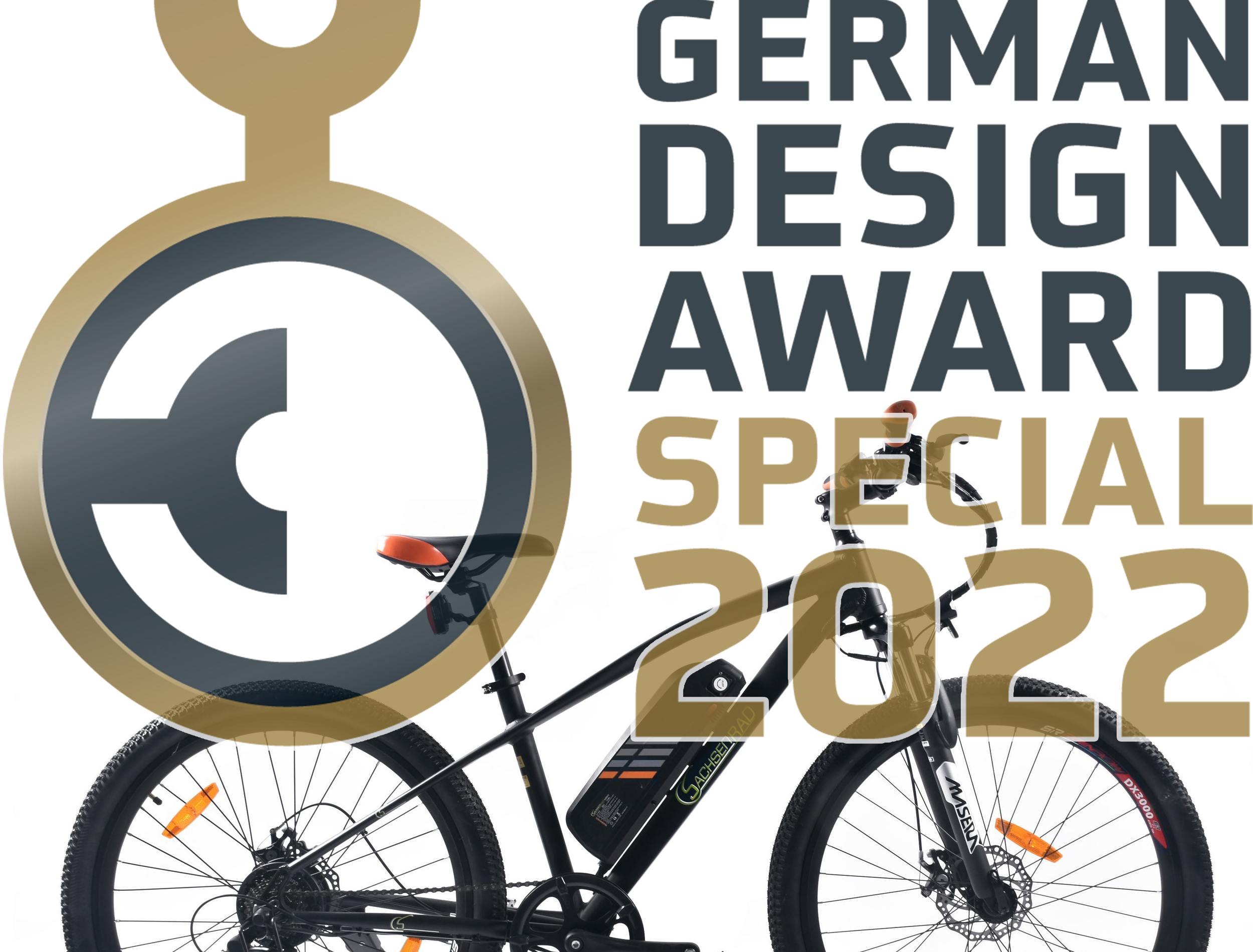 Ein schwarzes Elektrofahrrad mit einem German Design Award-Label. Das Fahrrad hat einen roten Sitz und orangefarbene Details.