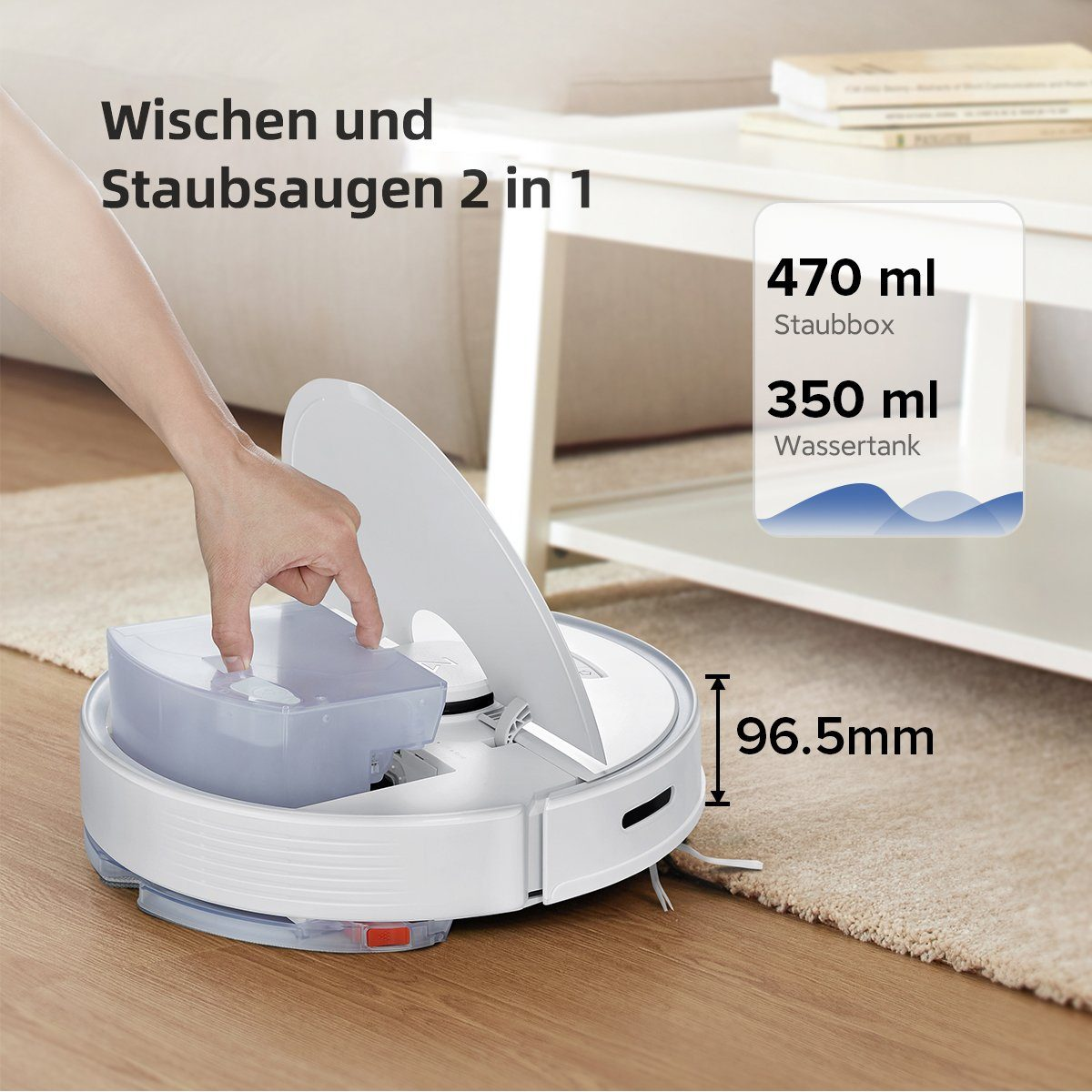 Ein weißer und grauer Roboter-Staubsauger, mit einer Hand, die den Wassertank berührt, auf einem Teppichboden.