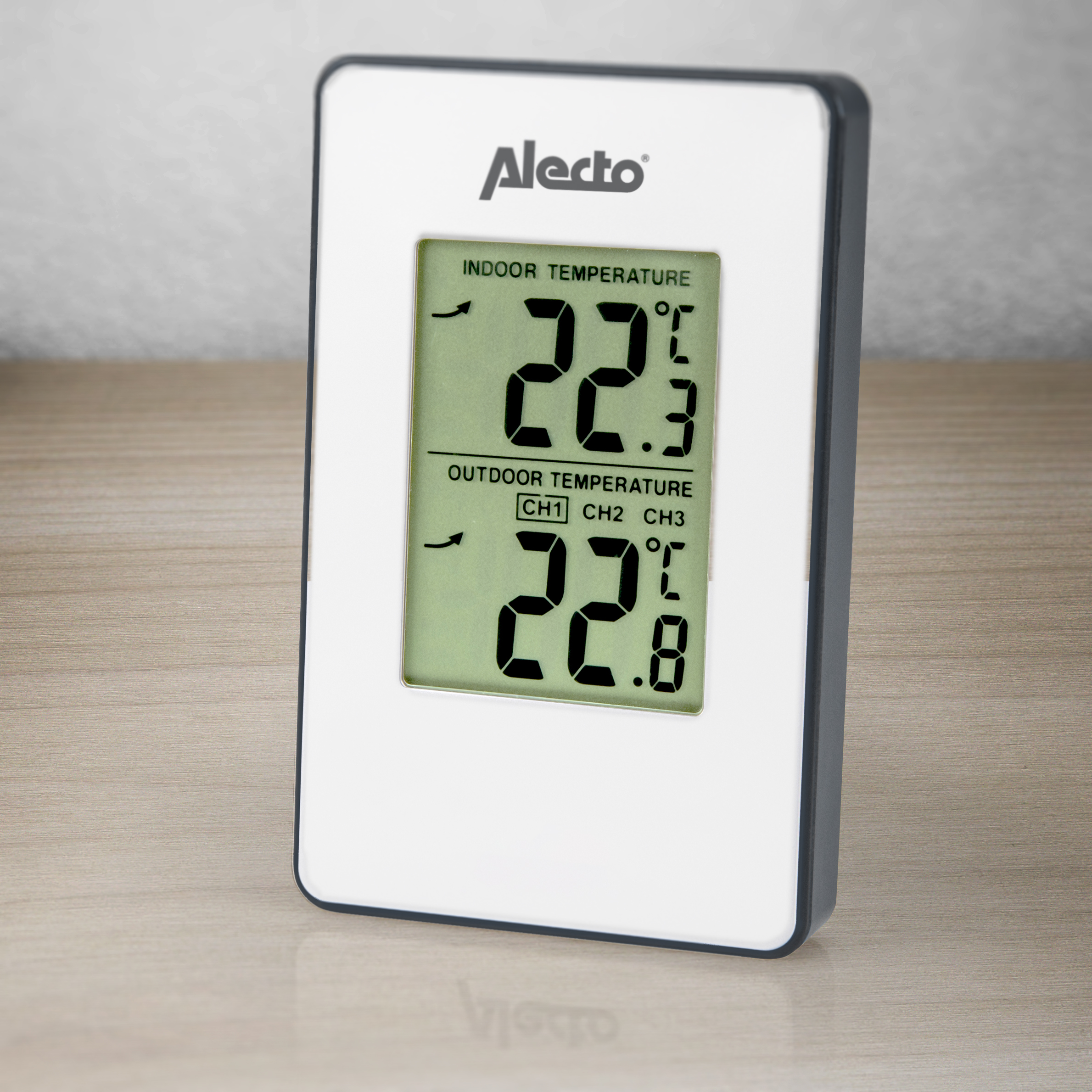 Weißes Thermometer mit Innen- und Außentemperaturen.