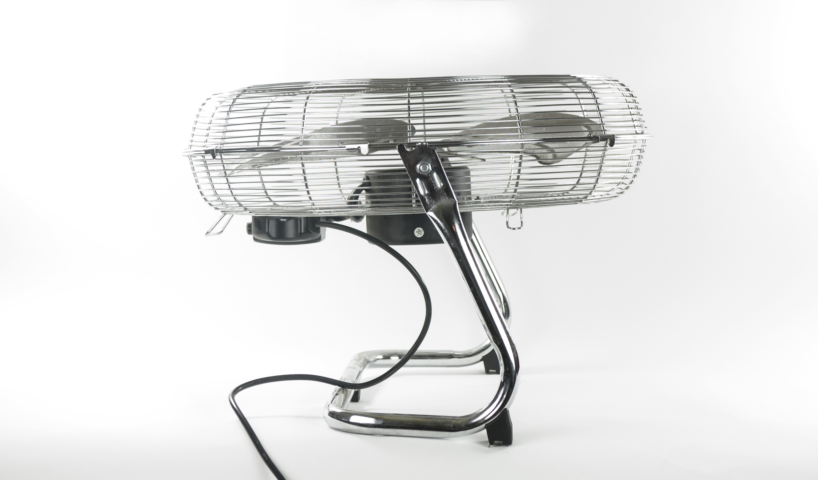 Ein Retro-Ventilator in Chromoptik auf weißem Hintergrund.