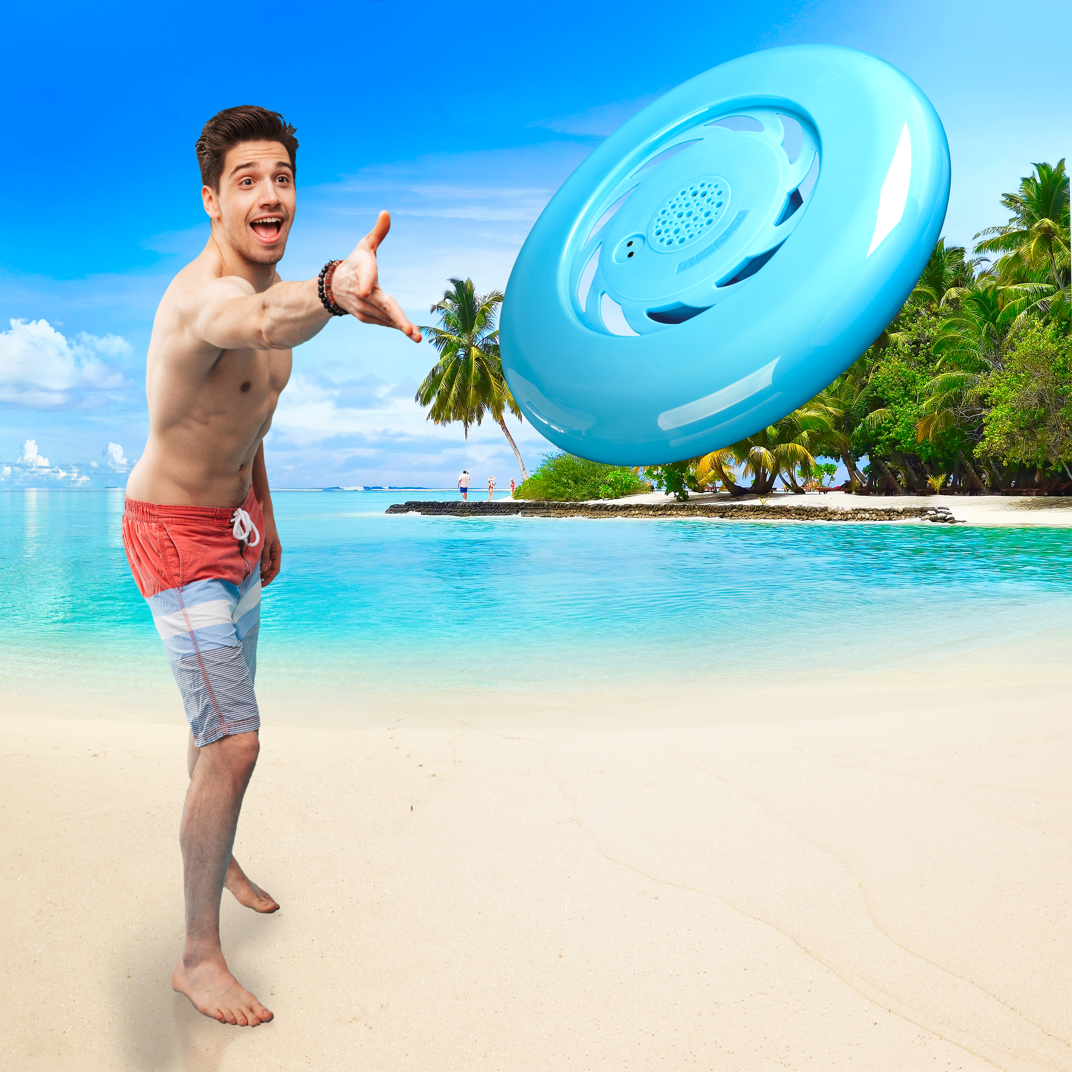 Man die een blauwe frisbee gooit op een strand met palmbomen.