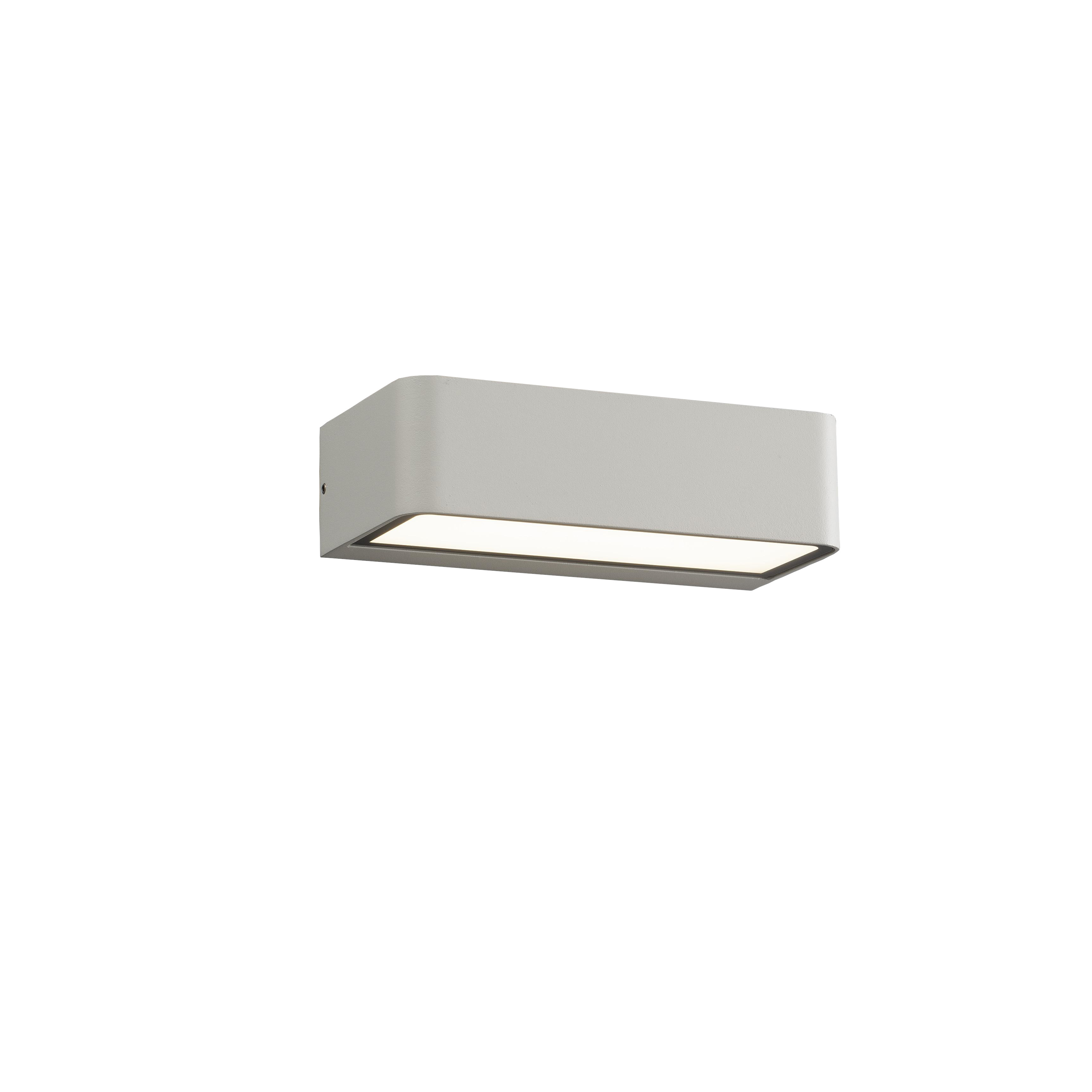 Una lampada da parete rettangolare grigia con un'apertura rettangolare illuminata nella parte inferiore, su sfondo bianco.