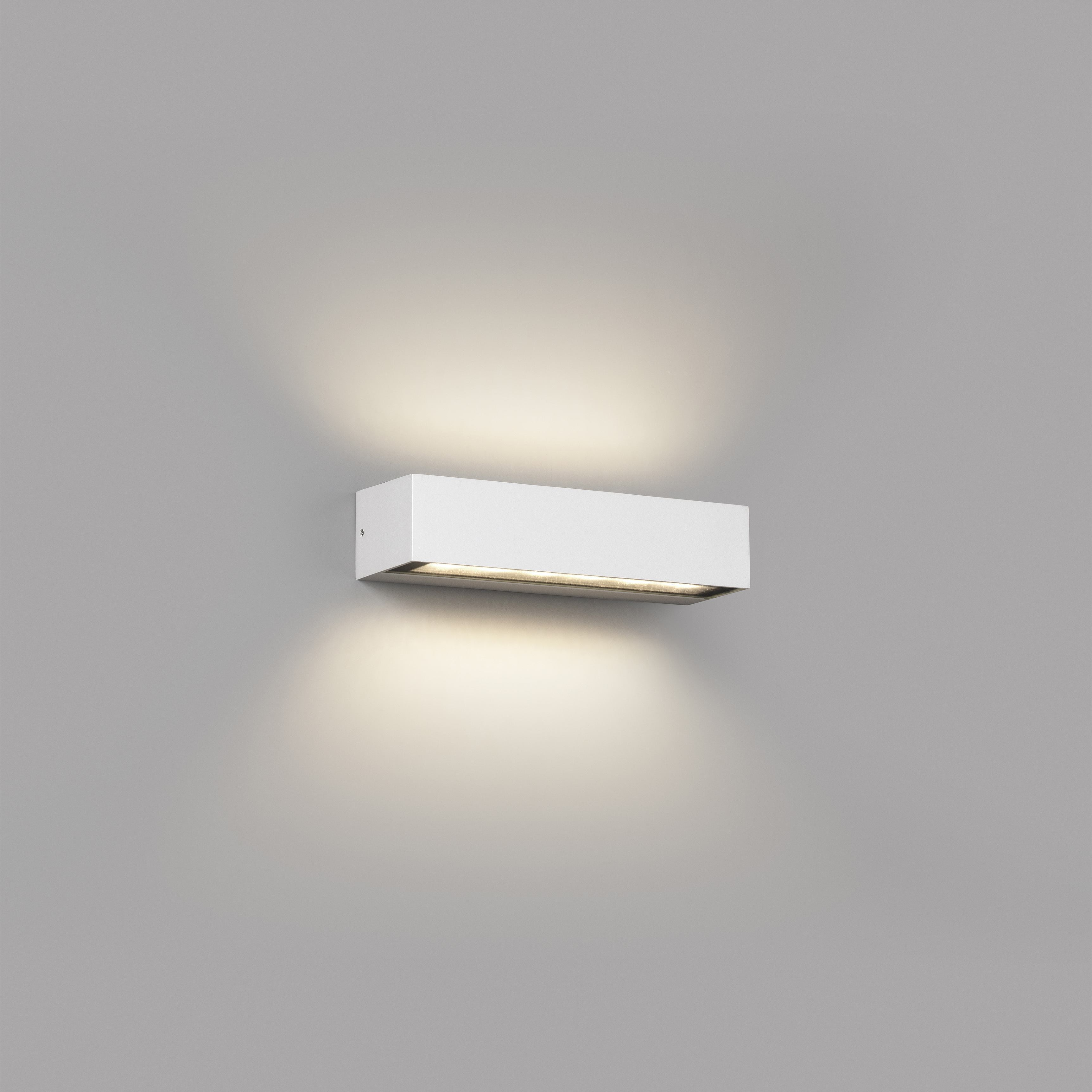 È mostrata una lampada da parete rettangolare bianca, che emette luce calda su uno sfondo grigio.