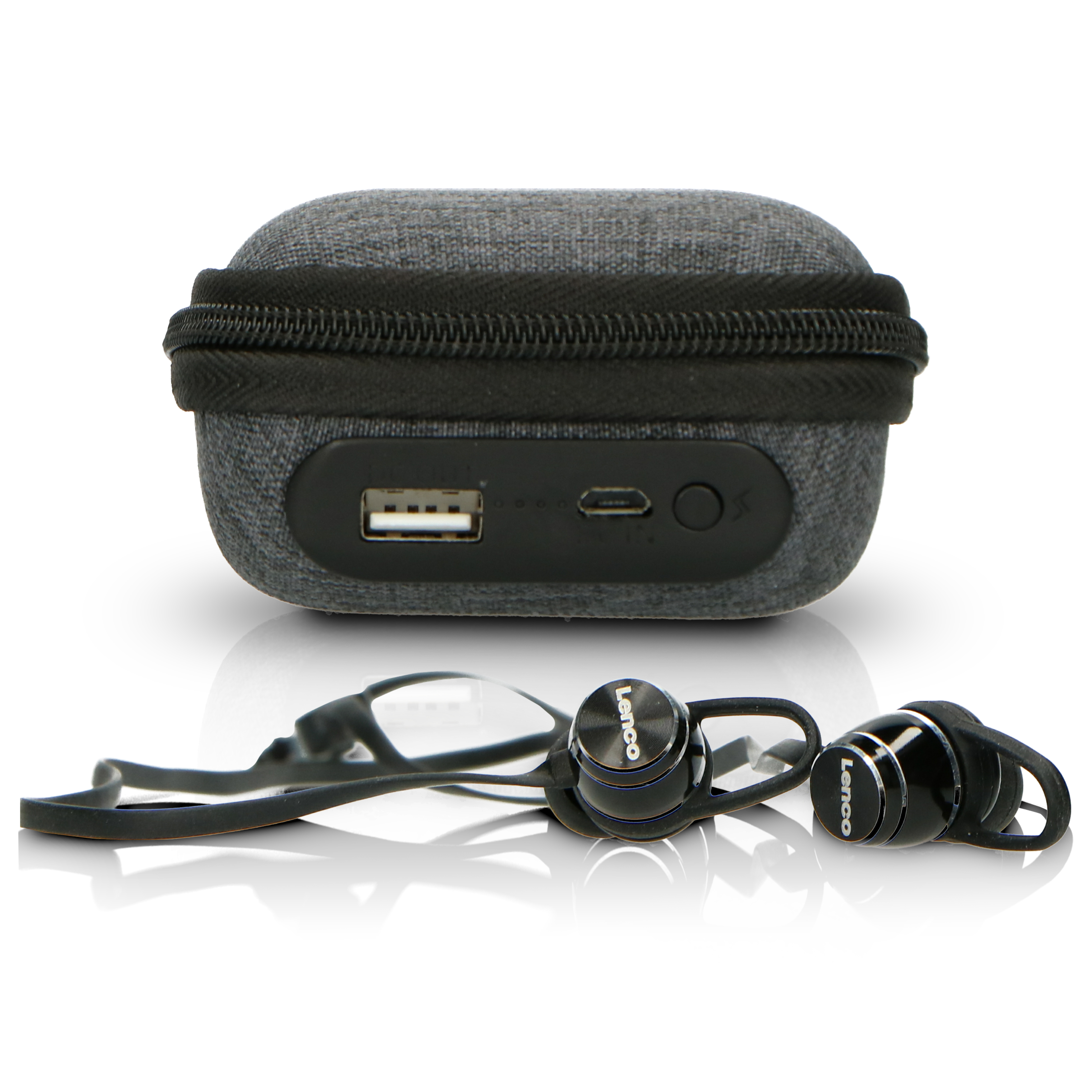 Schwarze Ohrhörer mit Ladecase. Case hat USB, USB-C und Knopf. Weißer Hintergrund.