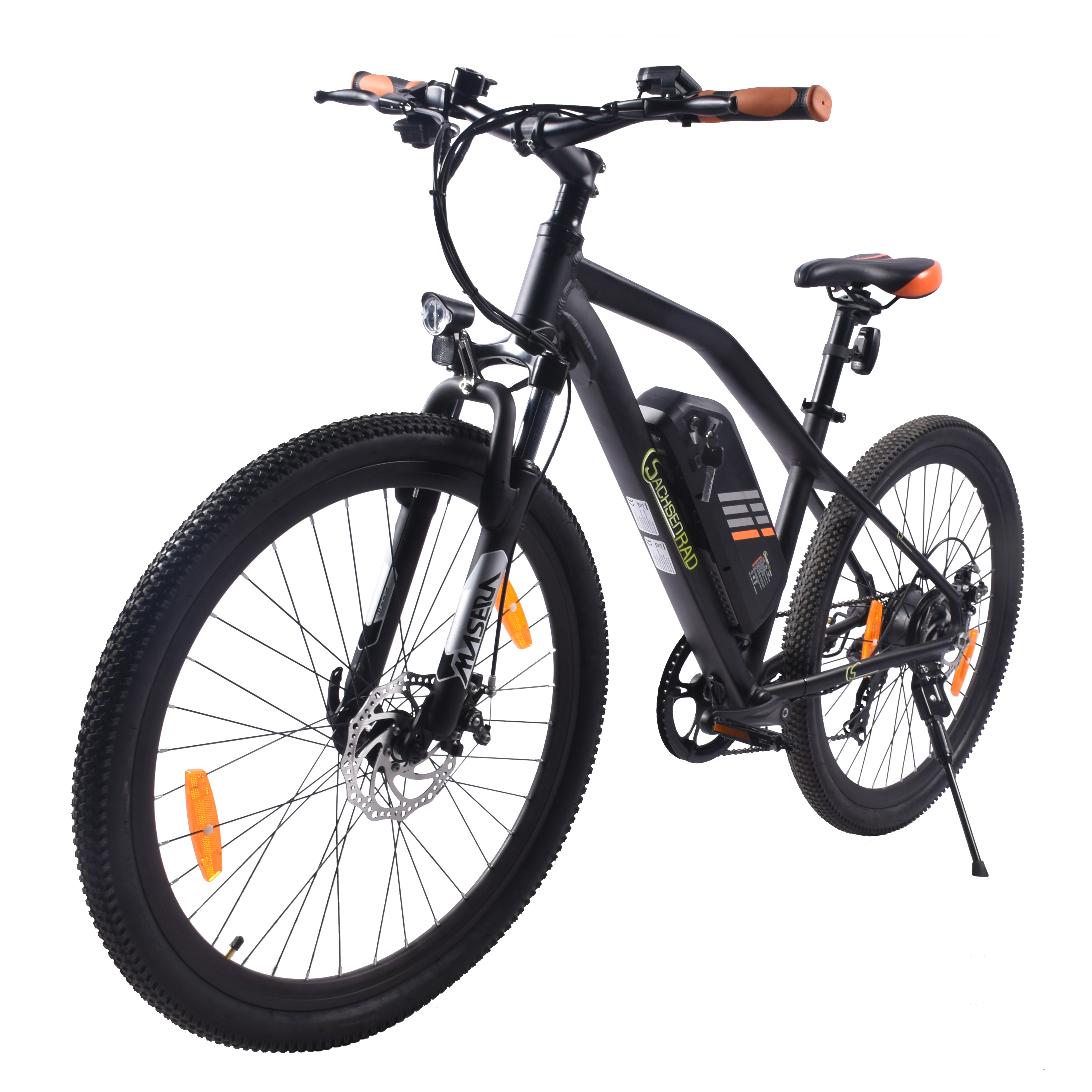 Schwarzes Elektrofahrrad mit orangefarbenen Akzenten. Weißer Hintergrund. Das Fahrrad hat einen Akku und einen Motor.