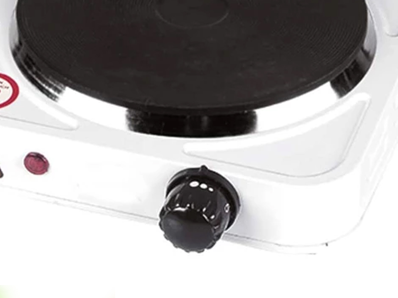 Primer plano de una placa de cocina eléctrica. Muestra un elemento calefactor negro y perilla.