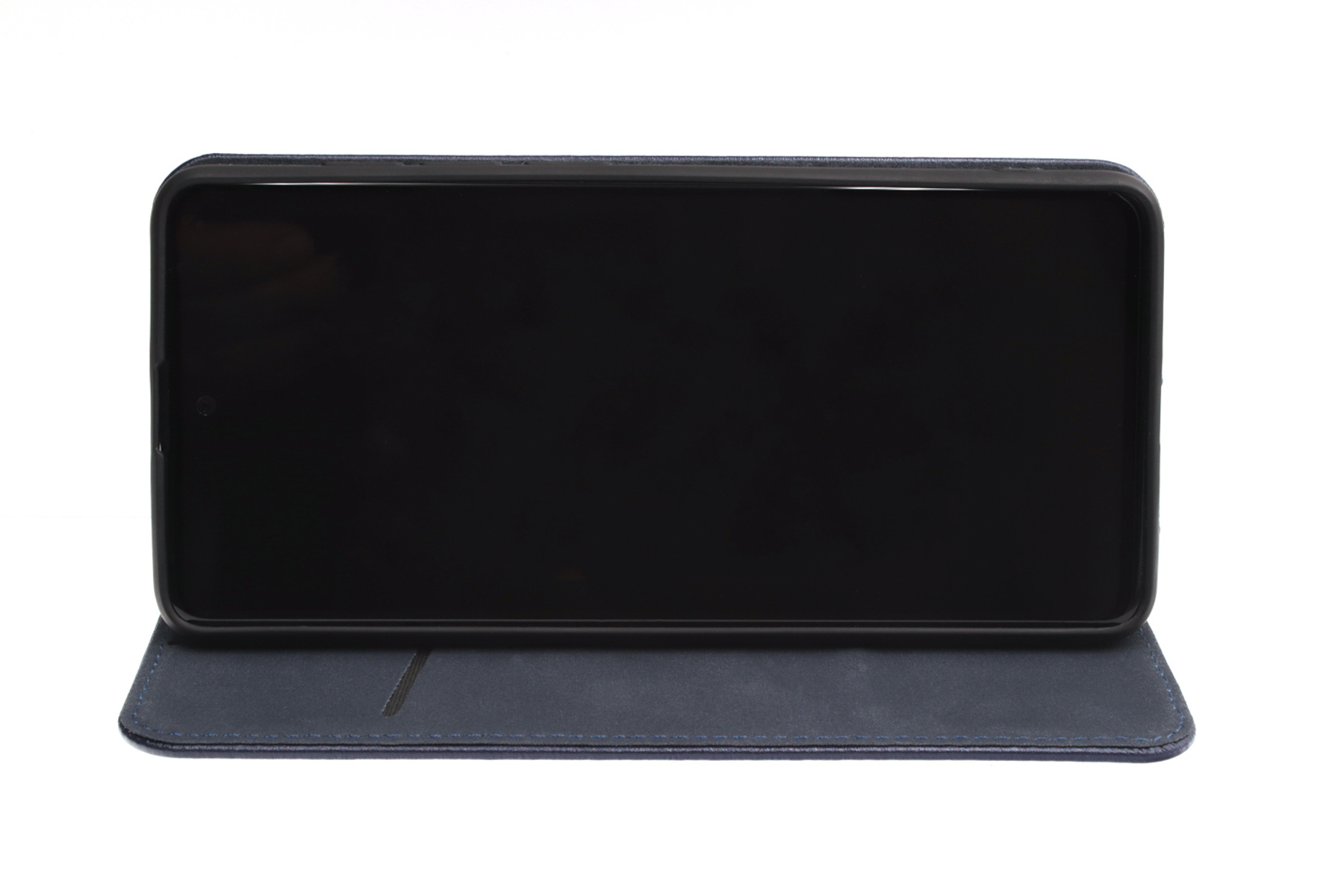 Ein schwarzes Telefon in einer blauen Hülle, geöffnet. Der Hintergrund ist weiß.