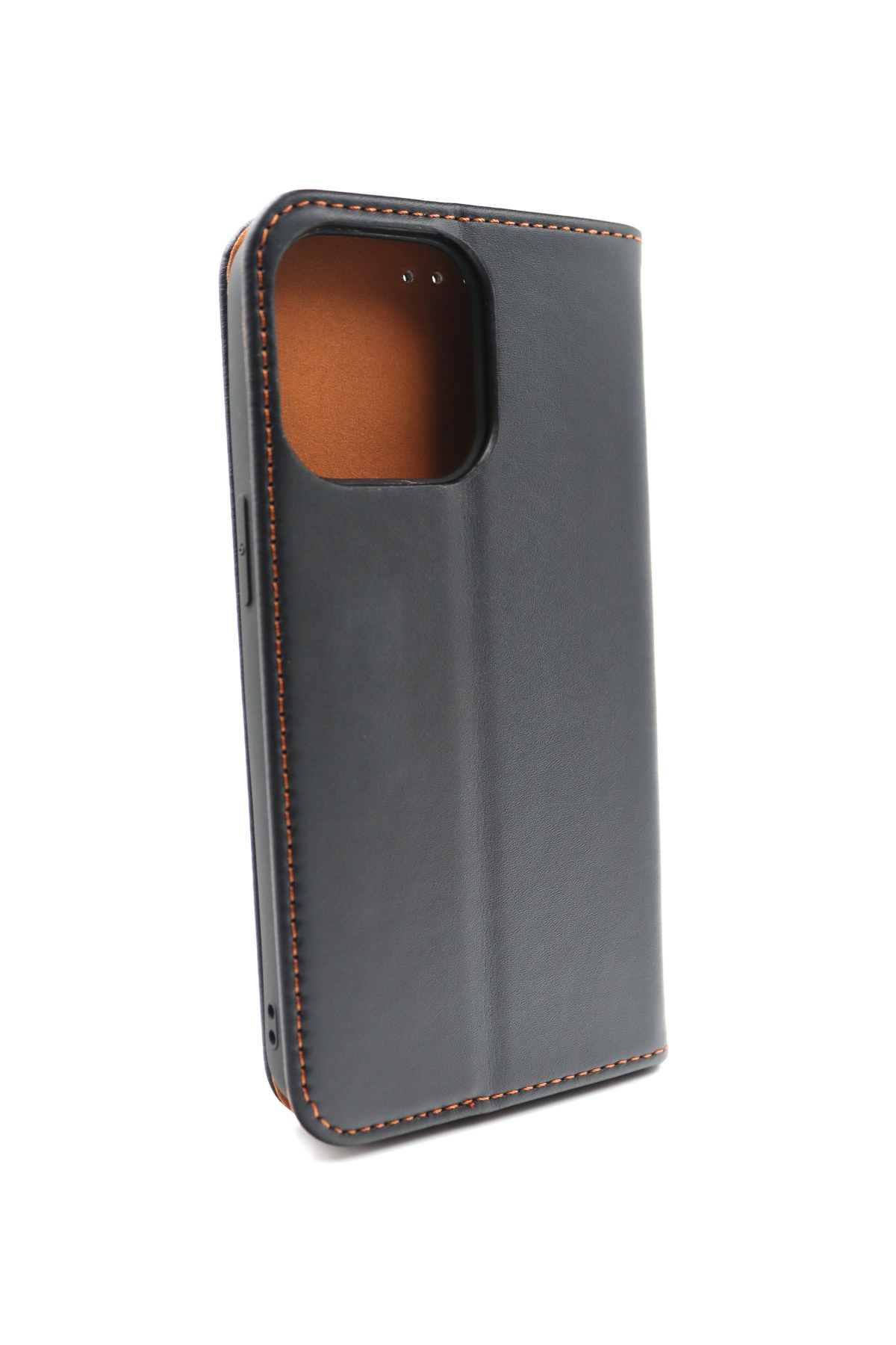 Schwarze Leder-Handyhülle mit orangen Nähten. Geöffnet, um braunes Innere zu zeigen.