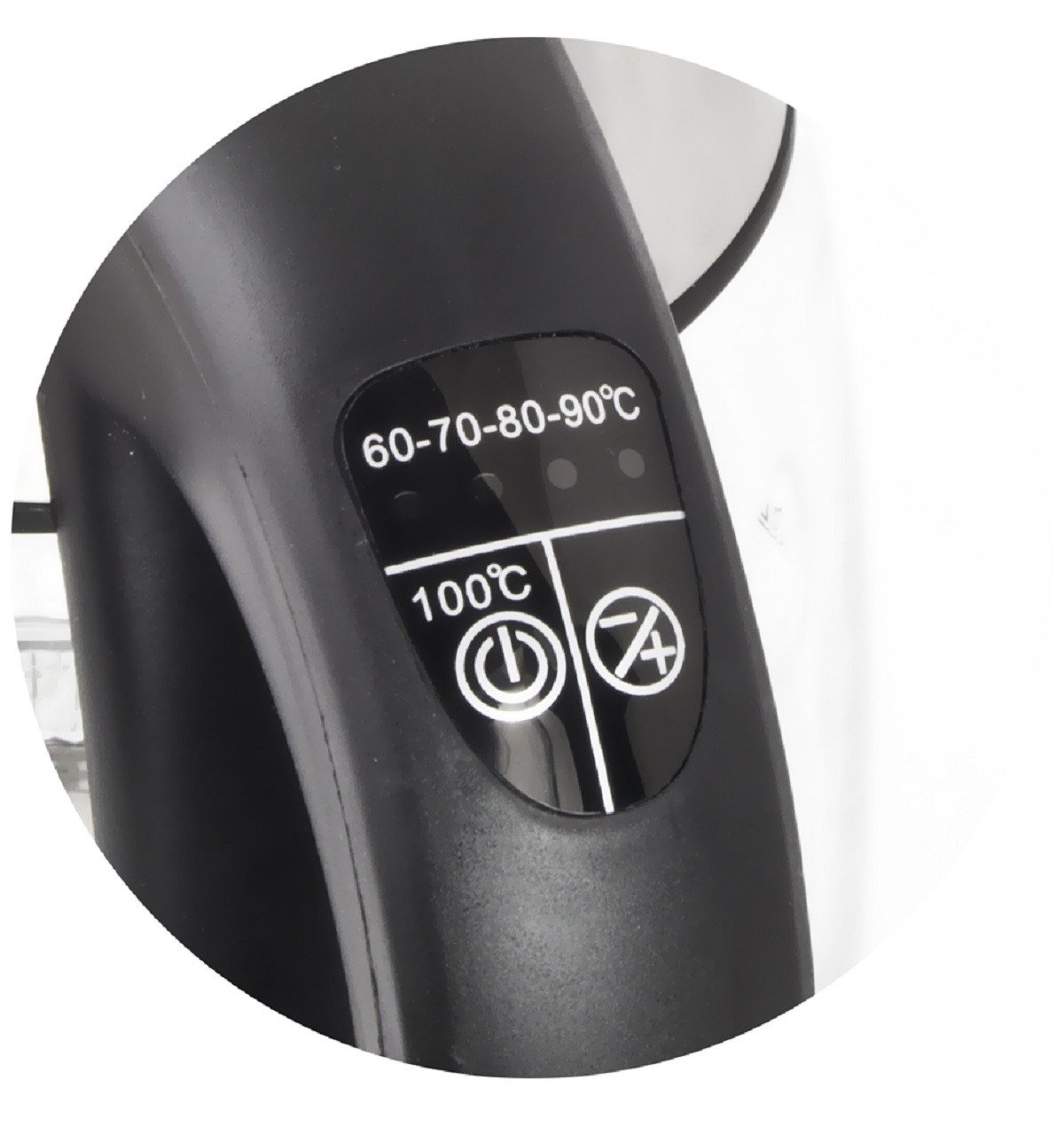 Zbliżenie czarnego panelu sterowania czajnika. Widoczne ustawienia temperatury i przycisk zasilania.