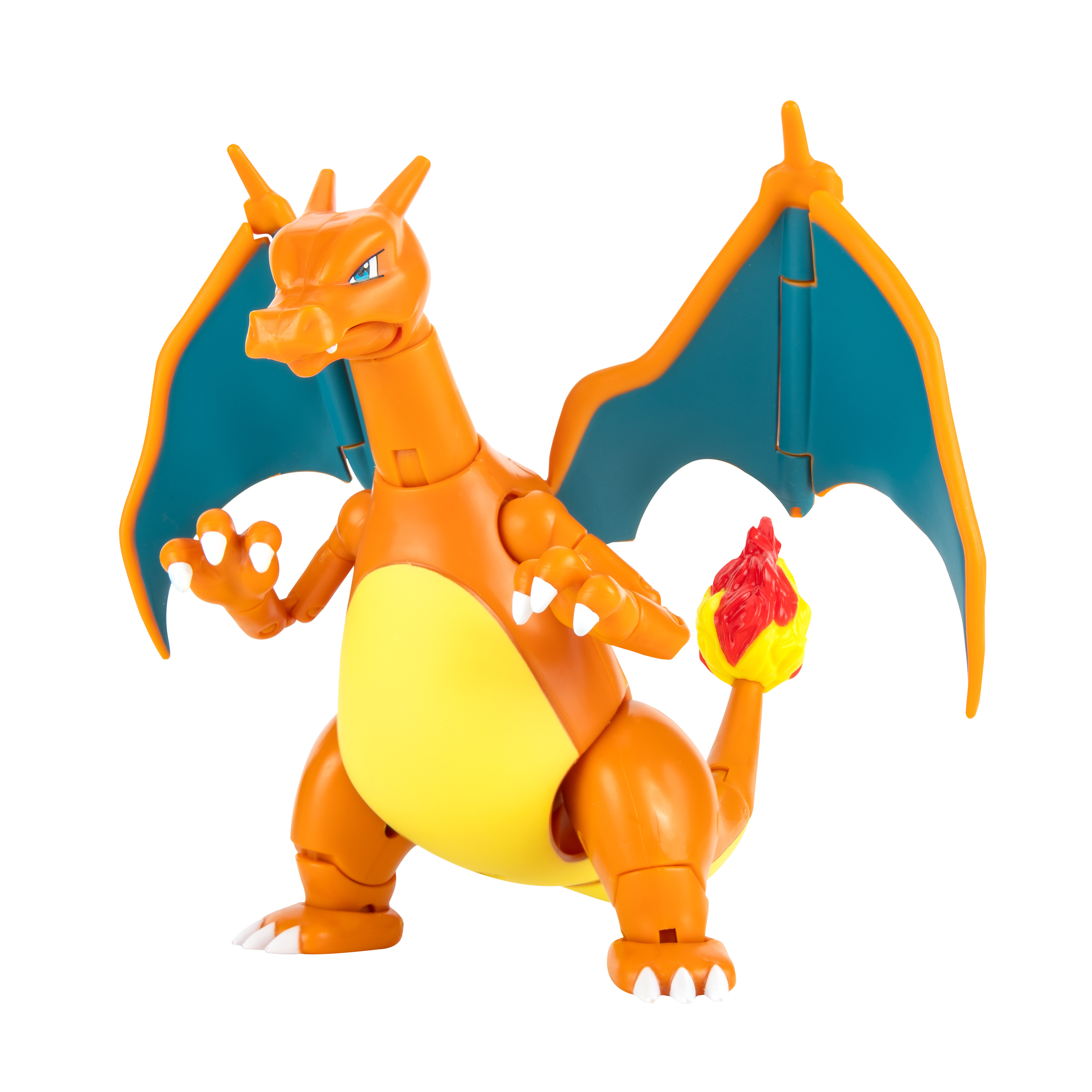 Orangefarbene Charizard-Spielzeugfigur mit blauen Flügeln und einem feurigen Schwanz. Steht auf weißem Untergrund.