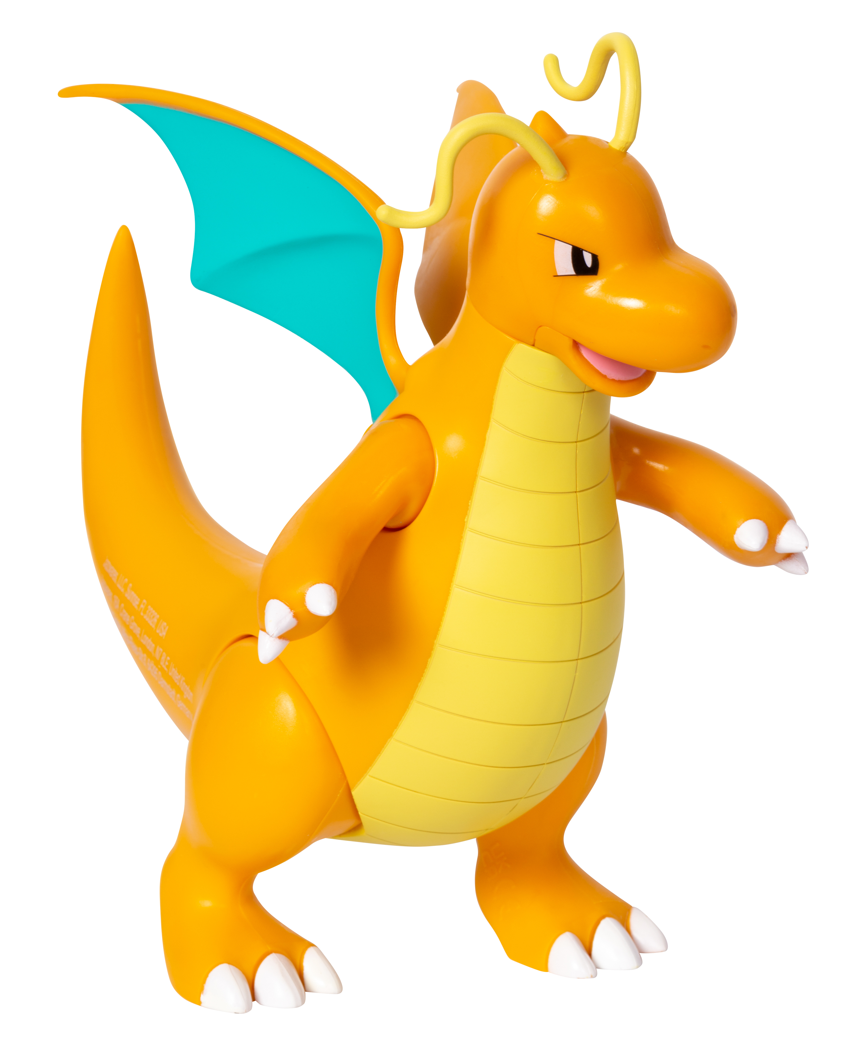 Orange Dragonite-Spielzeug mit blauen Flügeln, weißer Hintergrund.