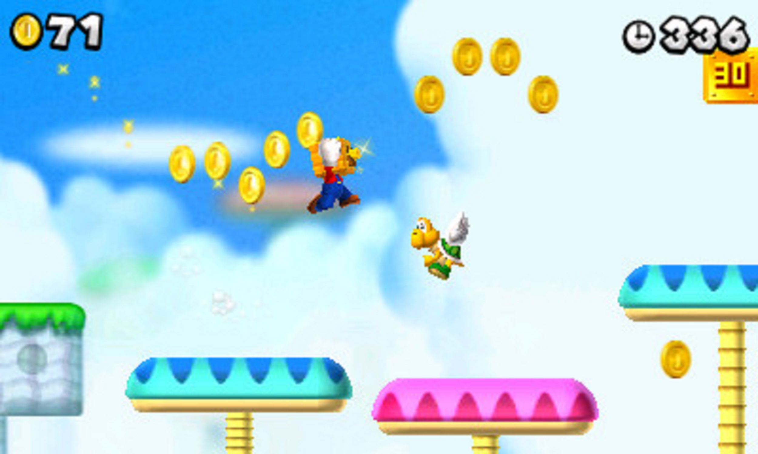Mario springt in der Luft und sammelt Münzen. Ein Koopa Paratroopa fliegt in der Nähe. Blauer Himmel im Hintergrund.