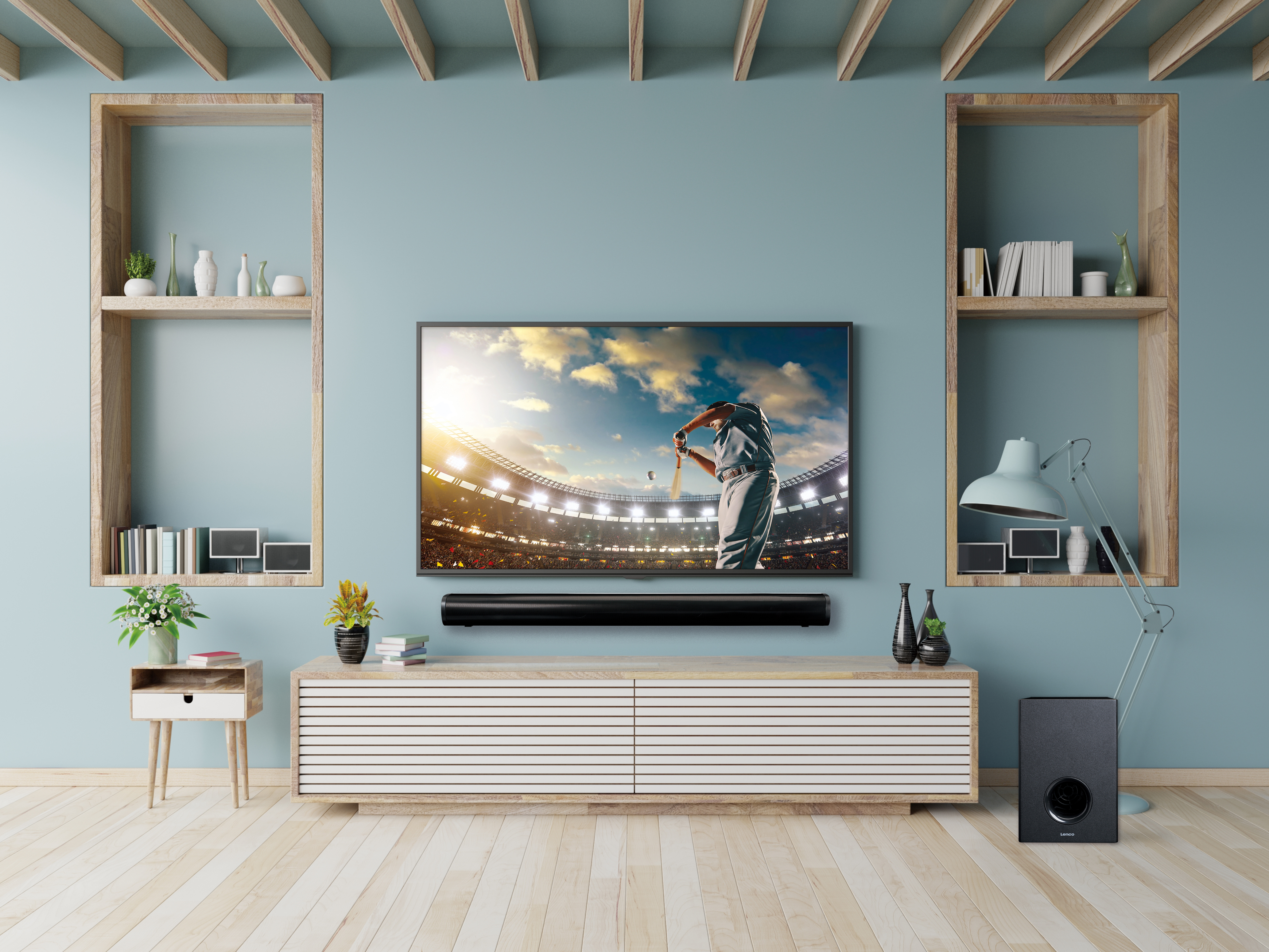 Soggiorno con TV che mostra una partita di baseball. I mobili includono scaffali, un mobile e una lampada.