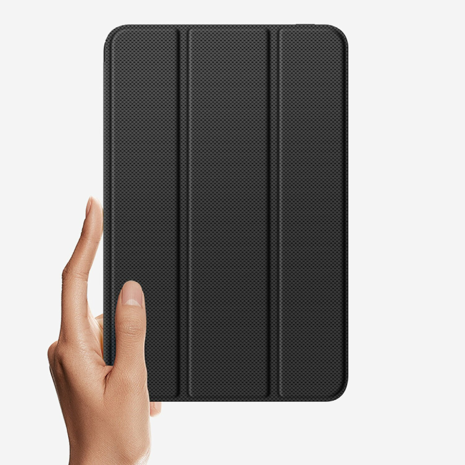Hand hält eine schwarze, strukturierte Tablet-Hülle.