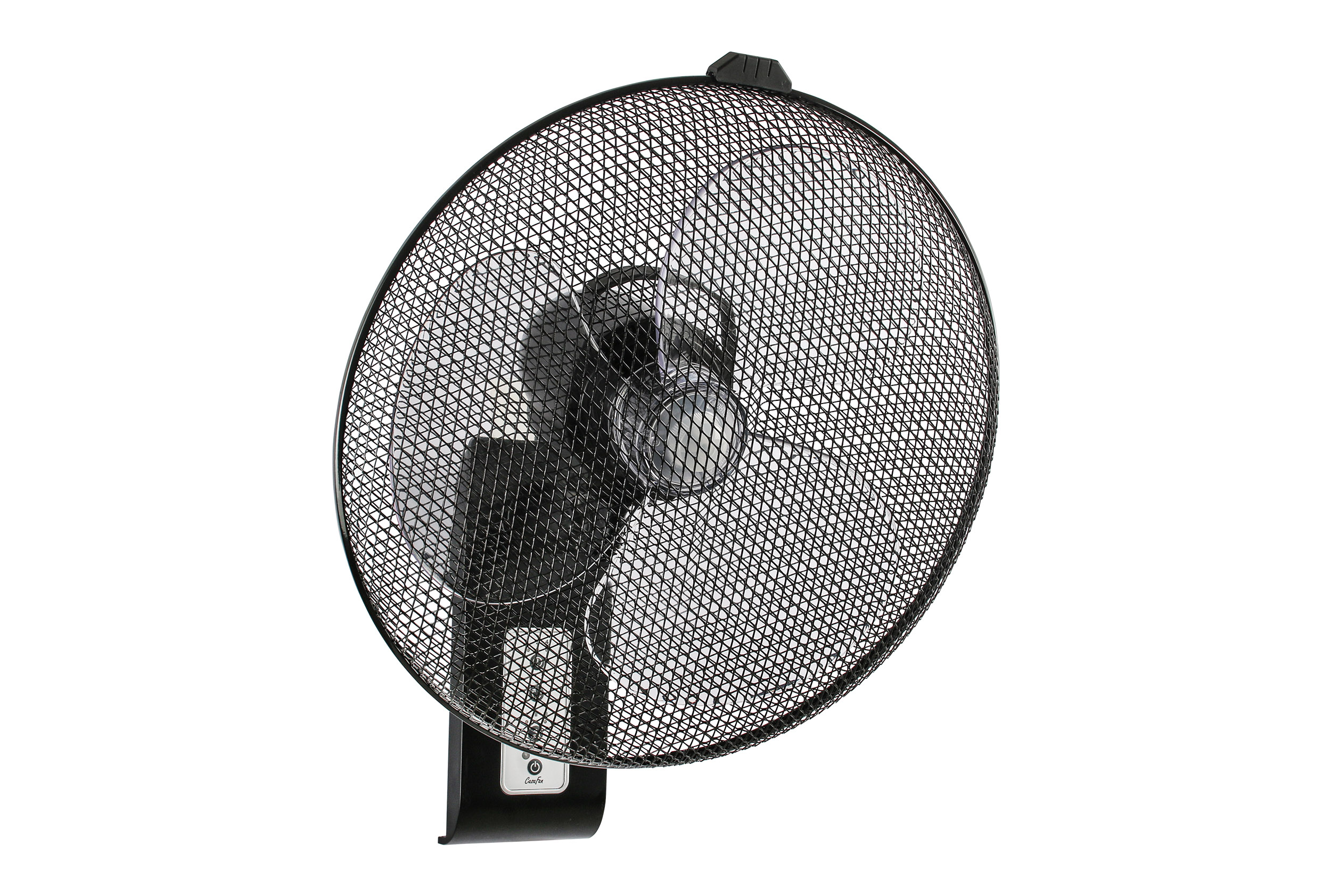 Ein schwarzer Wandventilator mit einem Maschenschutz. Er ist vor einem weißen Hintergrund.