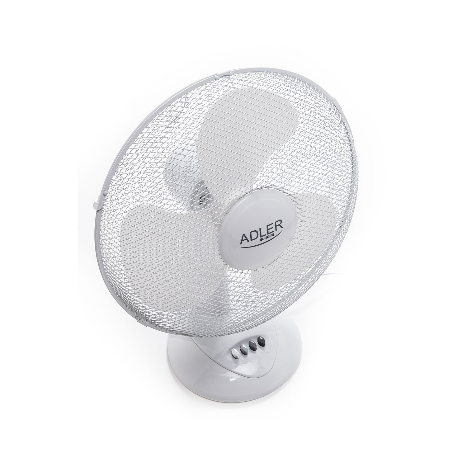 Ventilador eléctrico blanco sobre una superficie blanca, vista de ángulo alto.