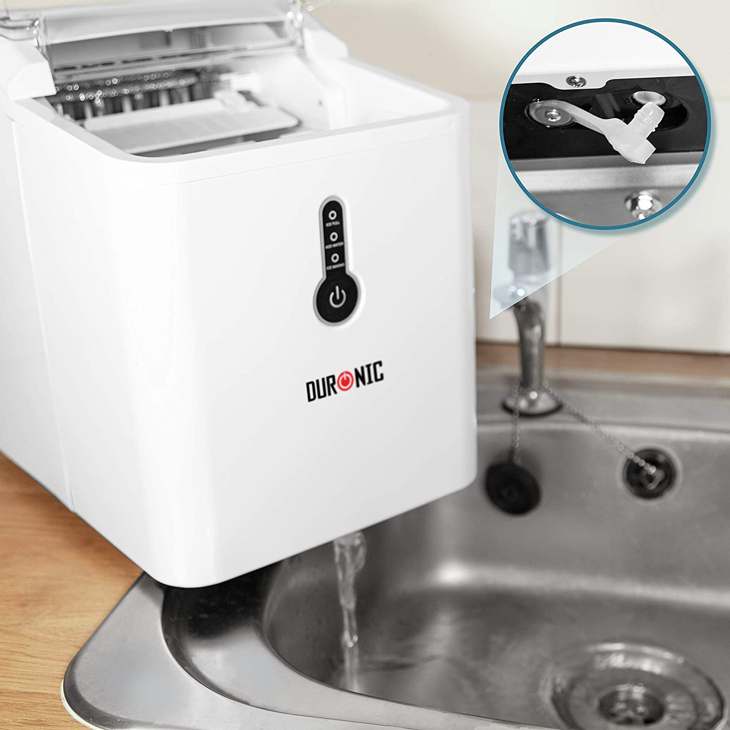 Weißer Eisbereiter mit Wasser, das in ein Edelstahlbecken fließt, und eine Nahaufnahme.