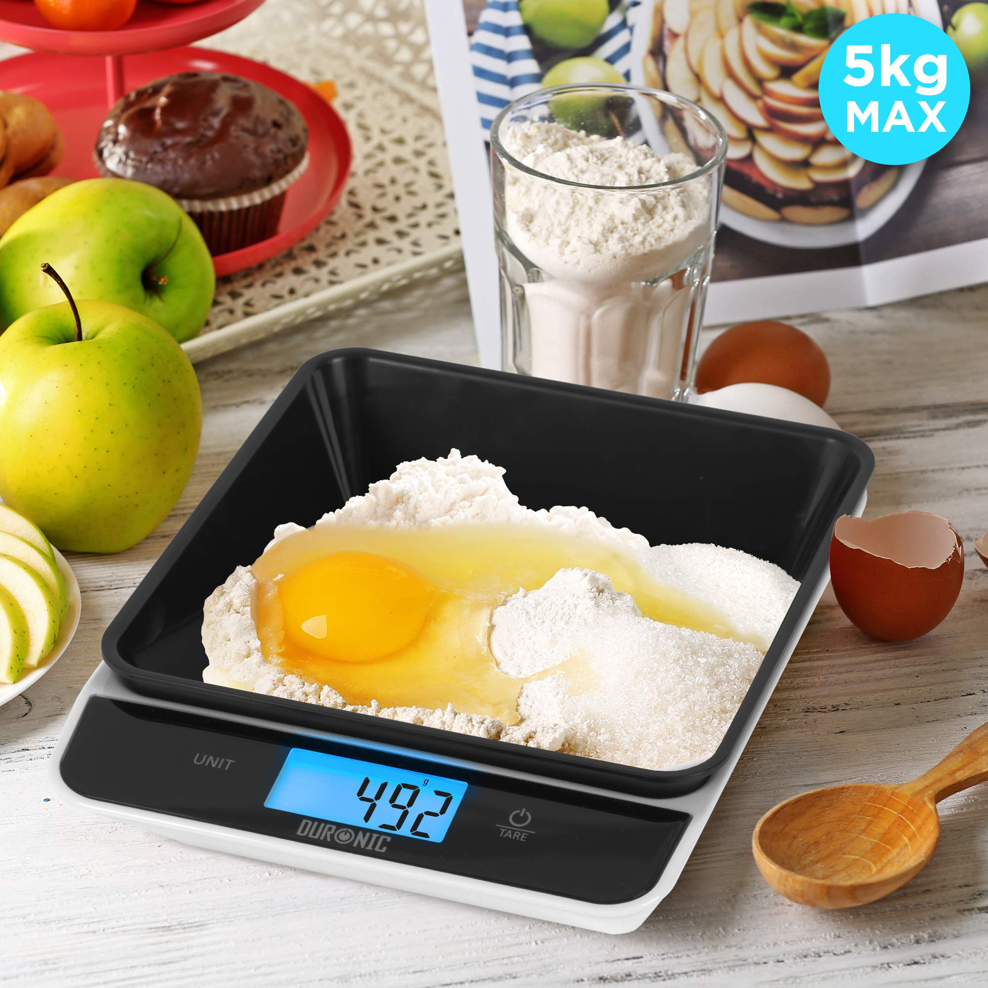 Balanza de cocina digital con ingredientes, un huevo y un peso máximo de 5 kg.