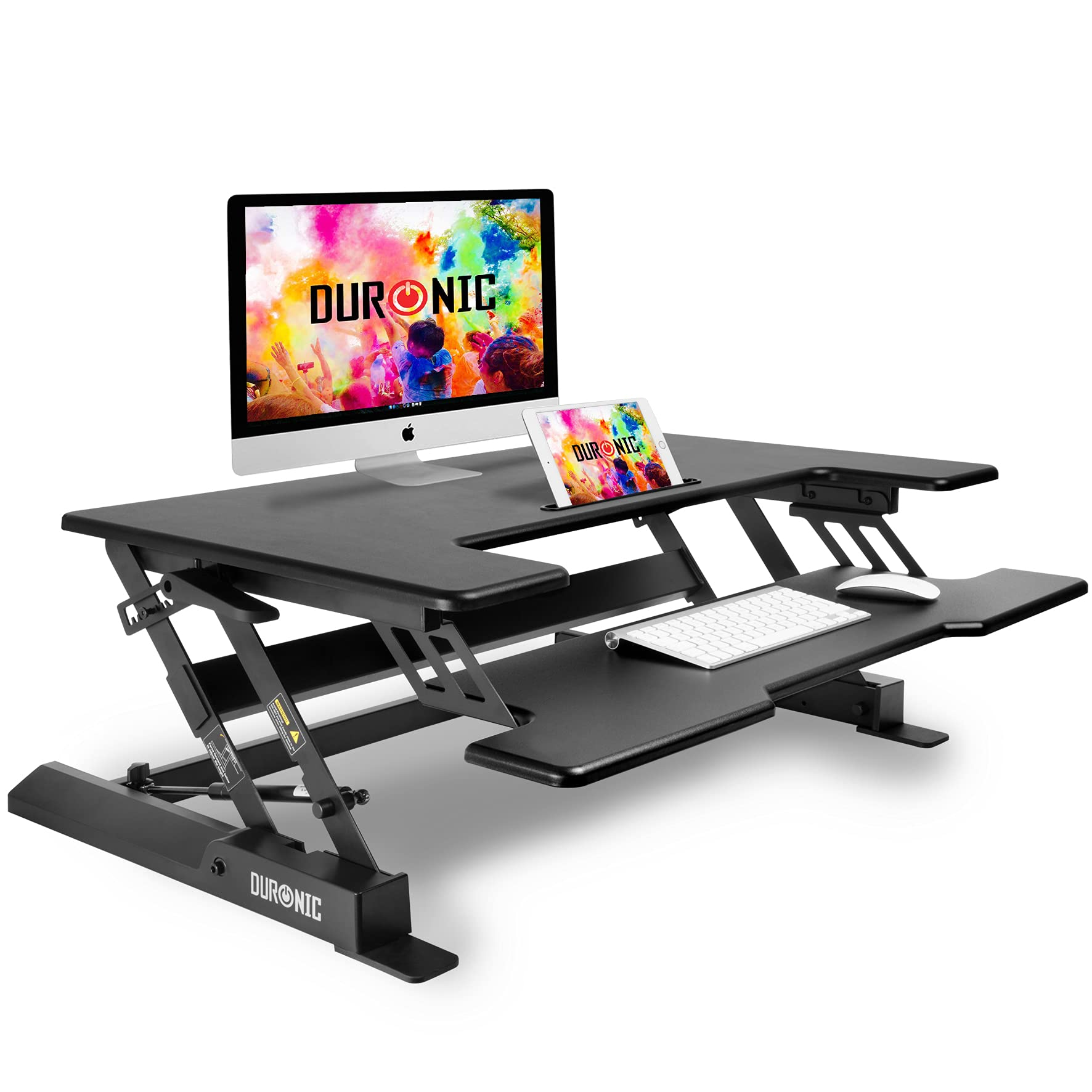 Schwarzer Stehschreibtisch mit Monitor, Tastatur und Tablet. Auf weißem Hintergrund isoliert.