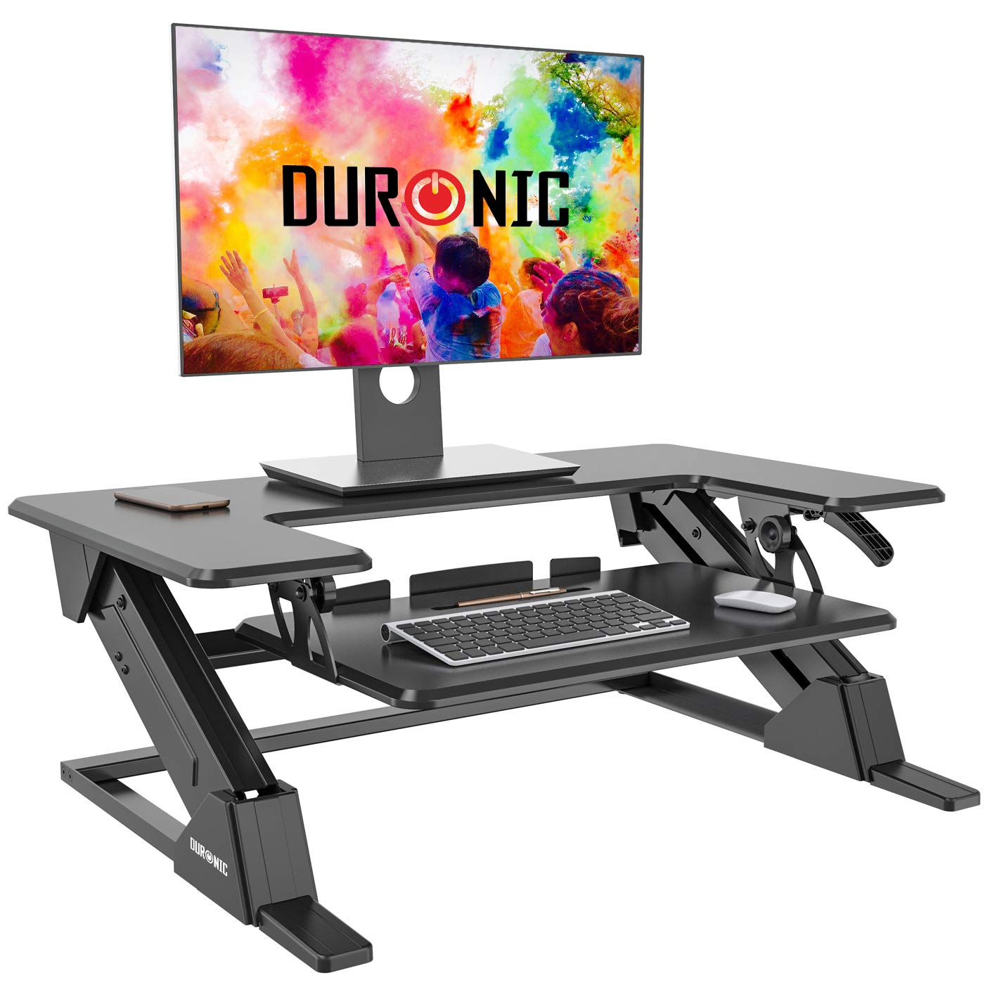 Ein schwarzer Steh-Sitz-Schreibtisch mit Computermonitor, Tastatur und Maus.