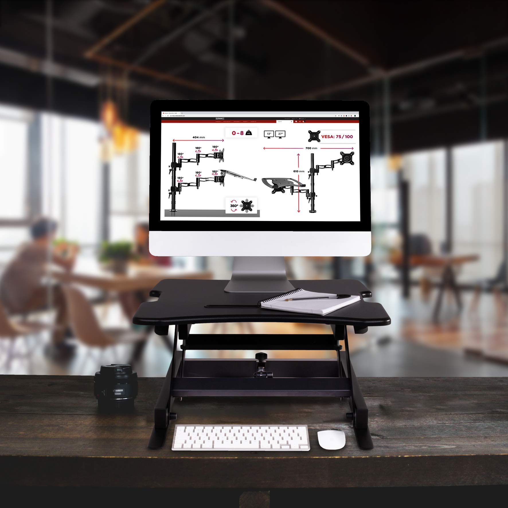 Convertidor de escritorio negro con monitor que muestra un diagrama. Teclado y ratón presentes.
