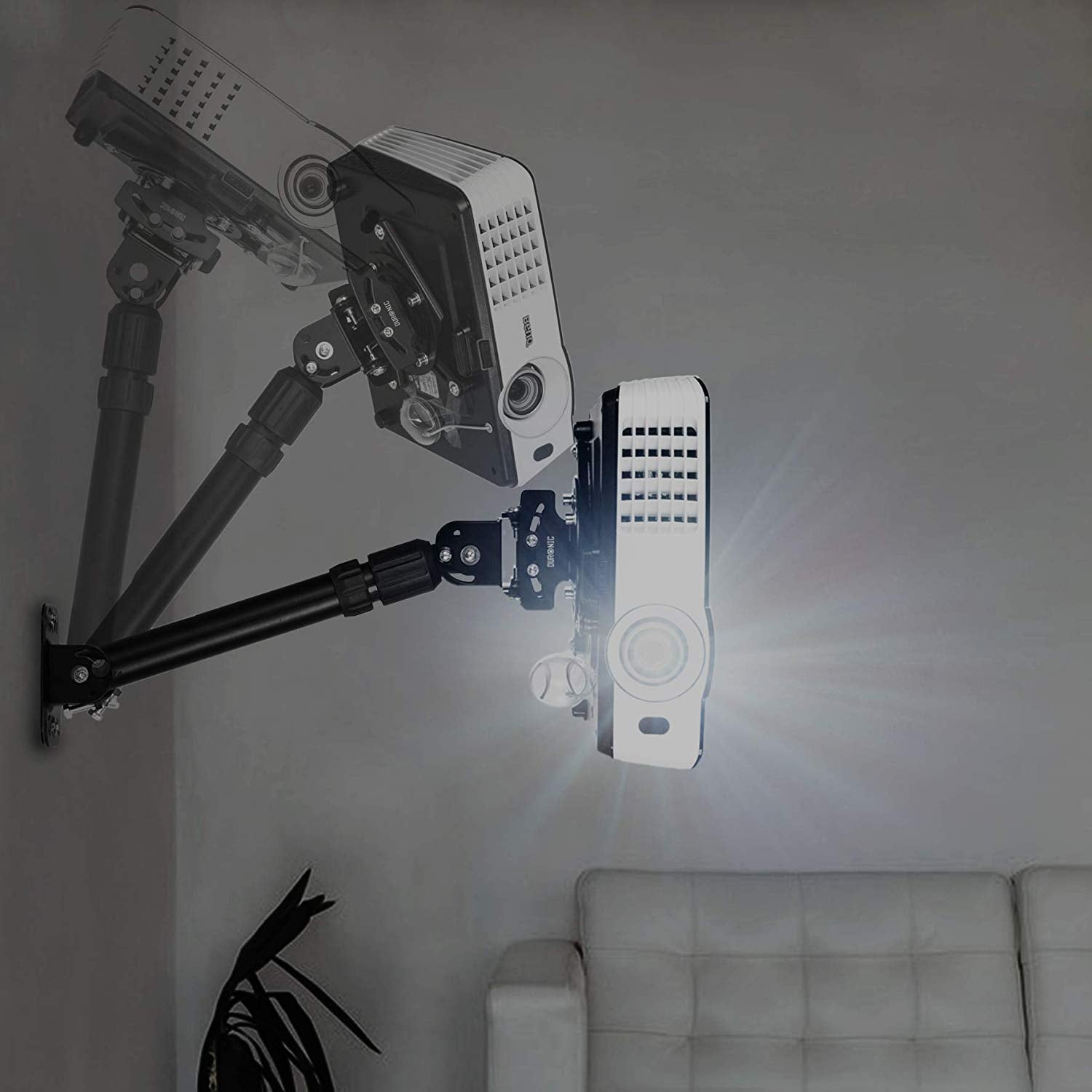 Un proyector montado en la pared que muestra luz. Dos proyectores son visibles.