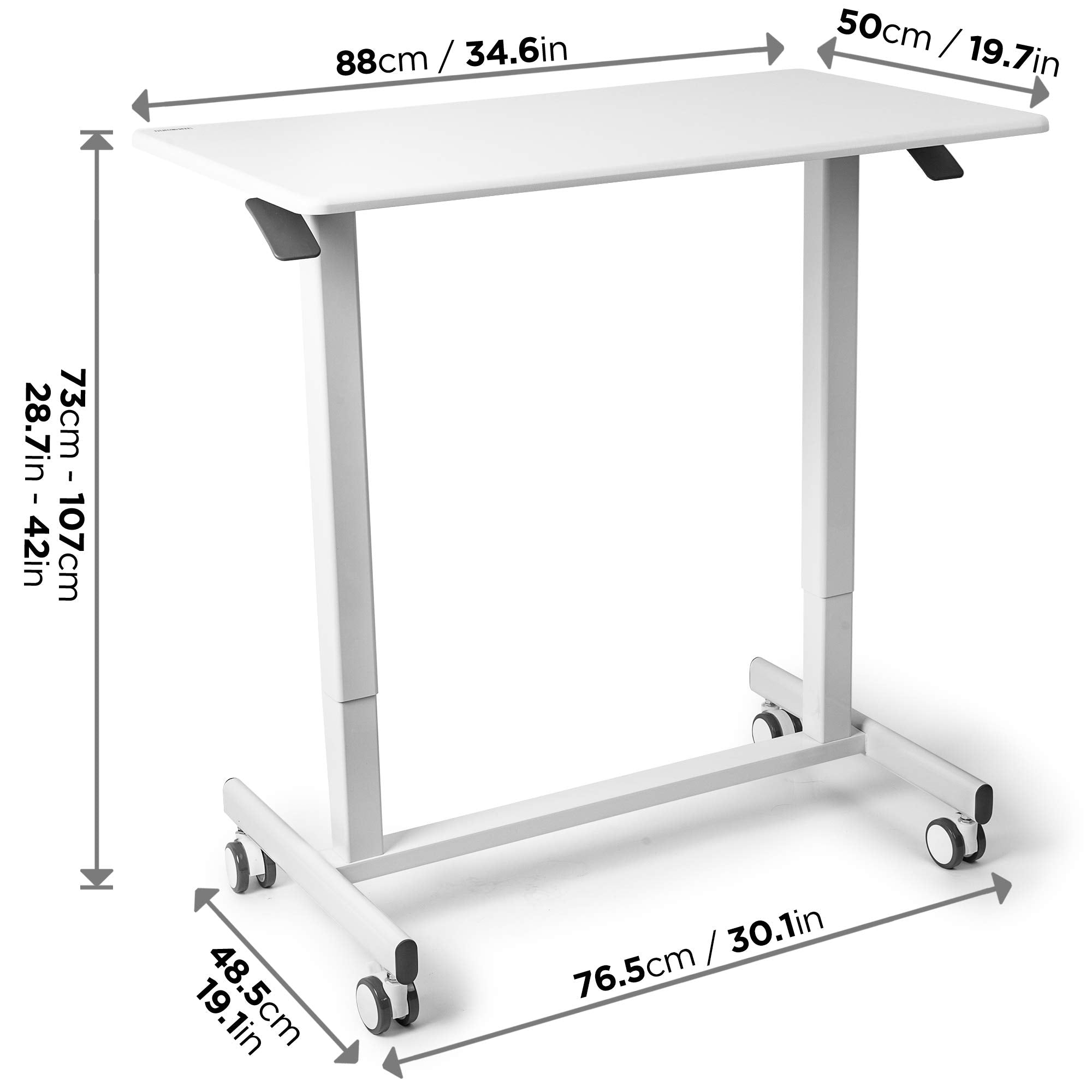 Un escritorio blanco regulable en altura con dimensiones. El escritorio tiene ruedas y una superficie rectangular.