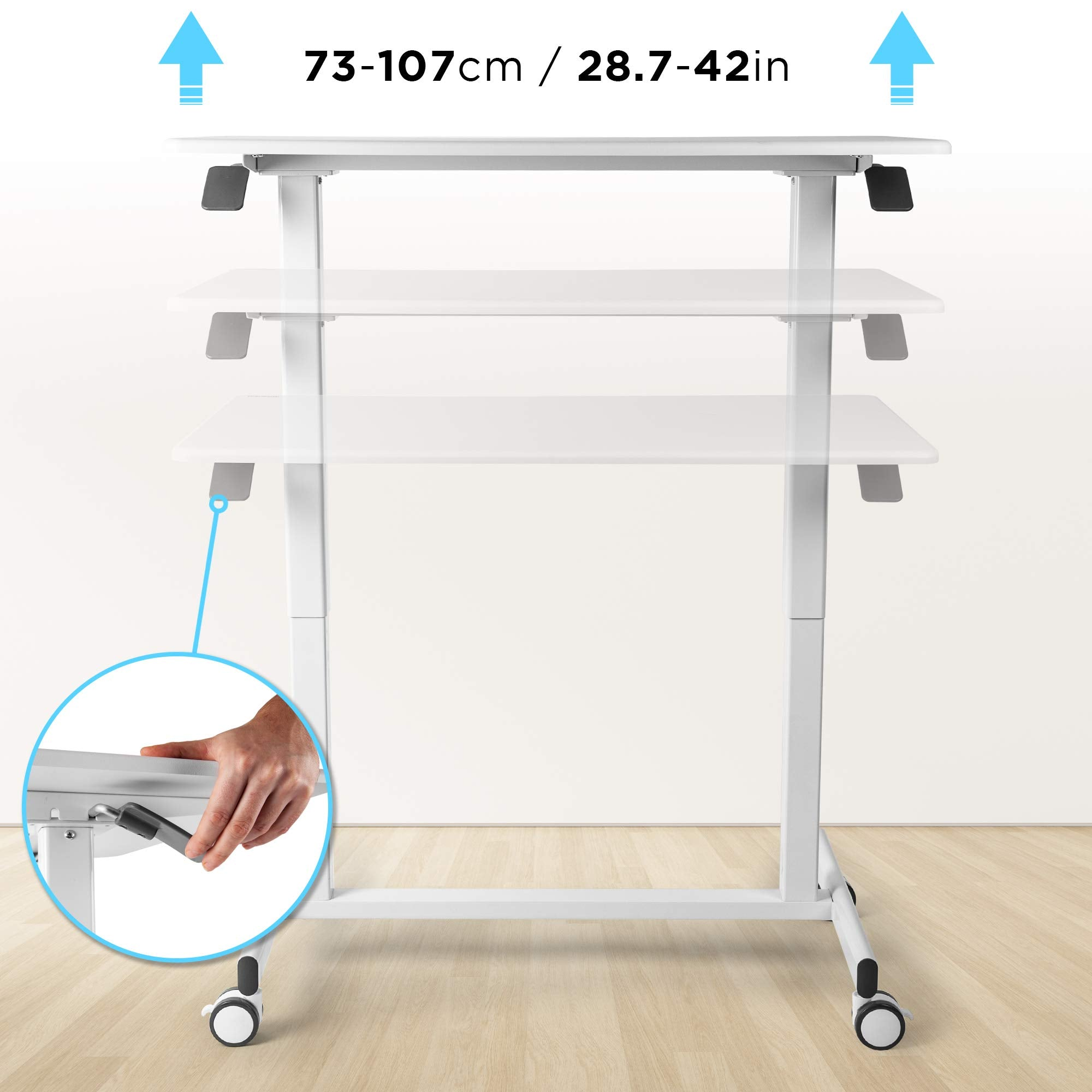 Escritorio blanco ajustable. Mano ajustando la altura. Flechas indican altura ajustable. Suelo de madera.