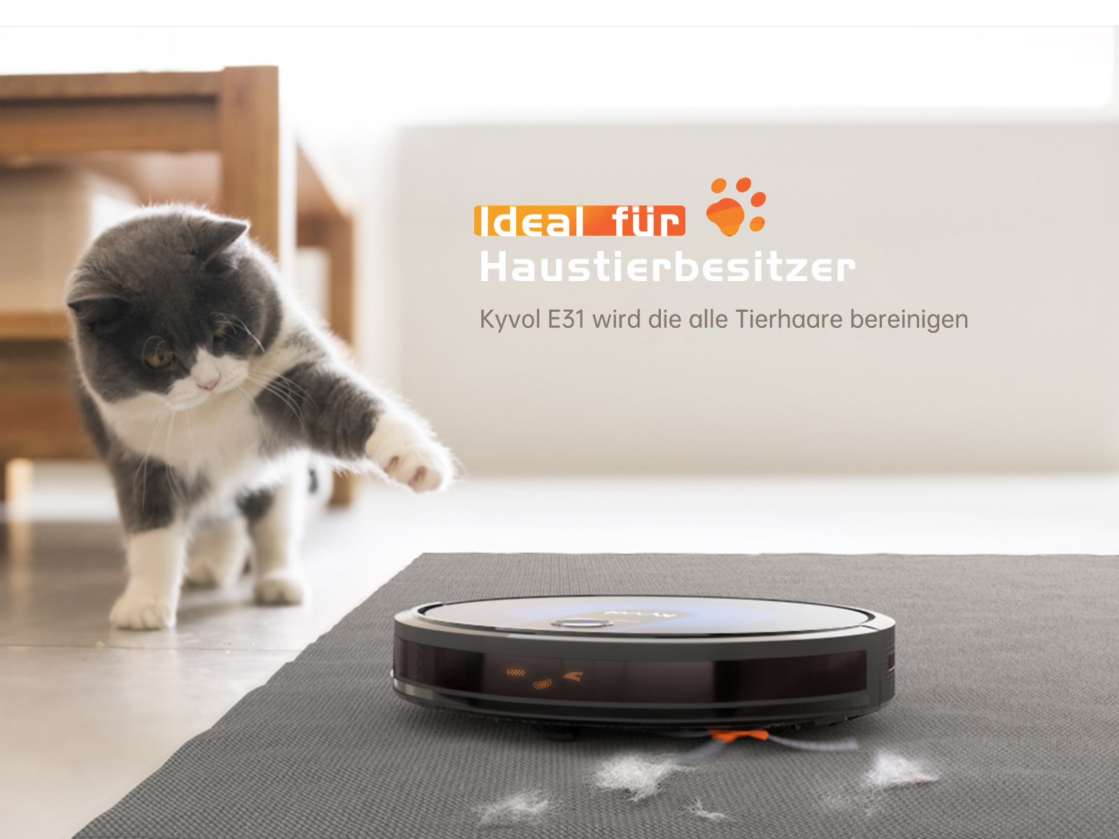 Eine Katze spielt mit einem Roboter-Staubsauger auf einer grauen Matte. Text sagt, es ist für Tierbesitzer.