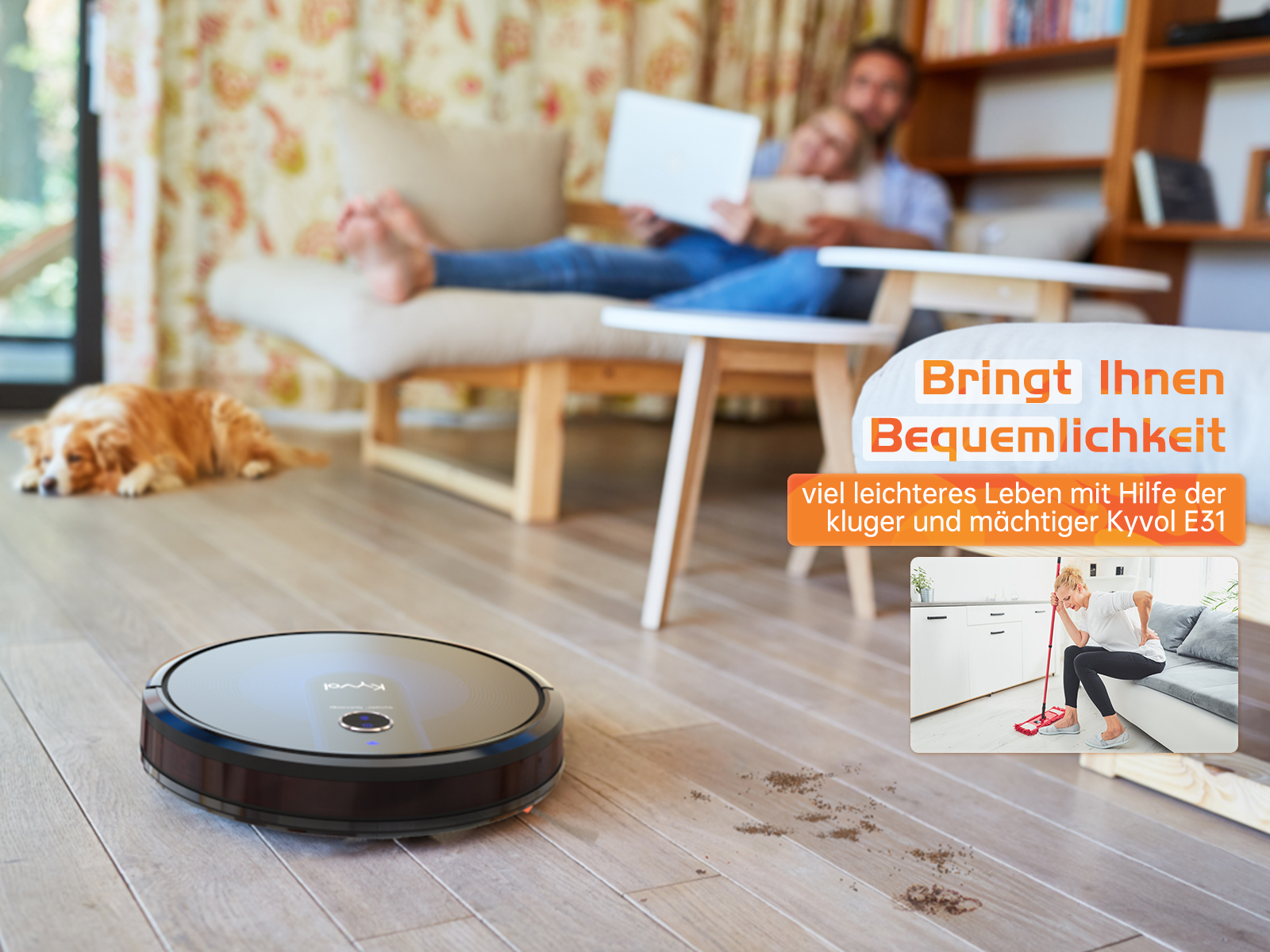 Ein Roboter-Staubsauger auf einem Holzboden mit einem Paar, das sich im Hintergrund auf einem Sofa entspannt.