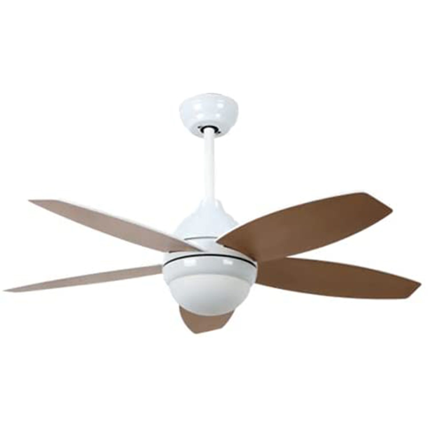 Ventilador de techo blanco con cinco aspas marrones, carcasa del motor blanca y varilla blanca, aislado en blanco.