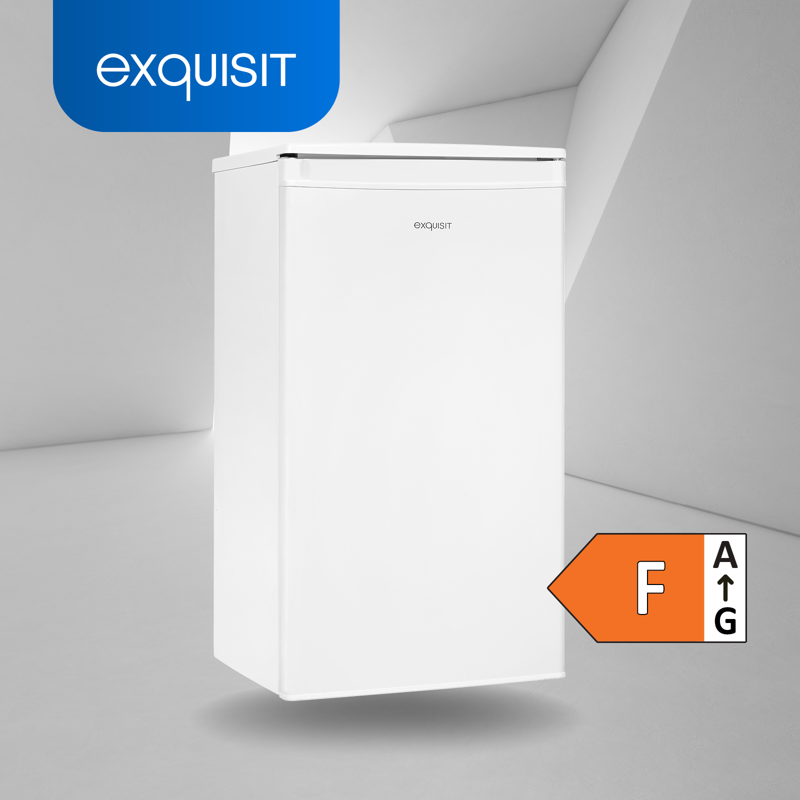 Weißer Kühlschrank mit Logo, Energieetikett rechts.