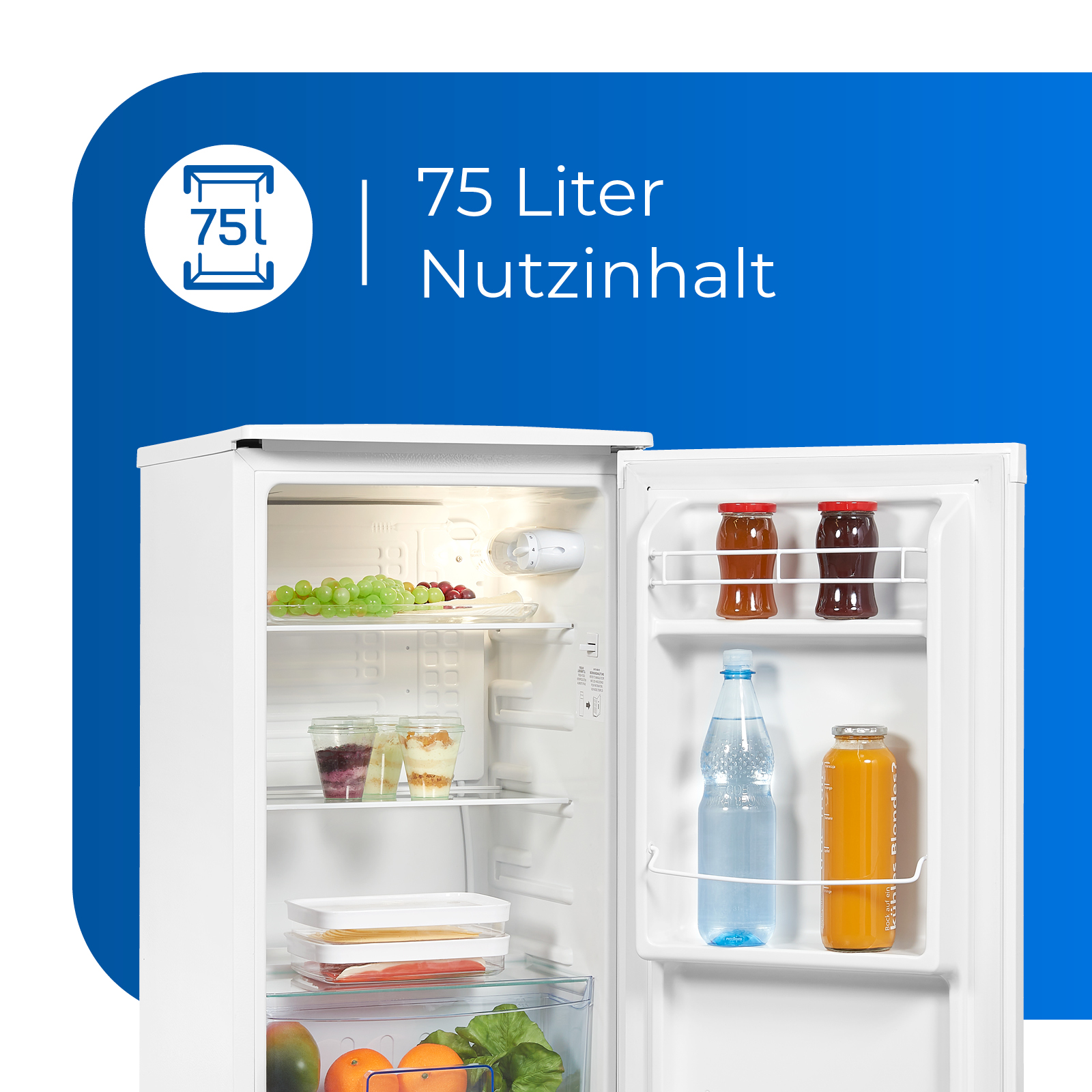 Offener weißer Kühlschrank mit Regalen voller Speisen und Getränke. Blauer Hintergrund.