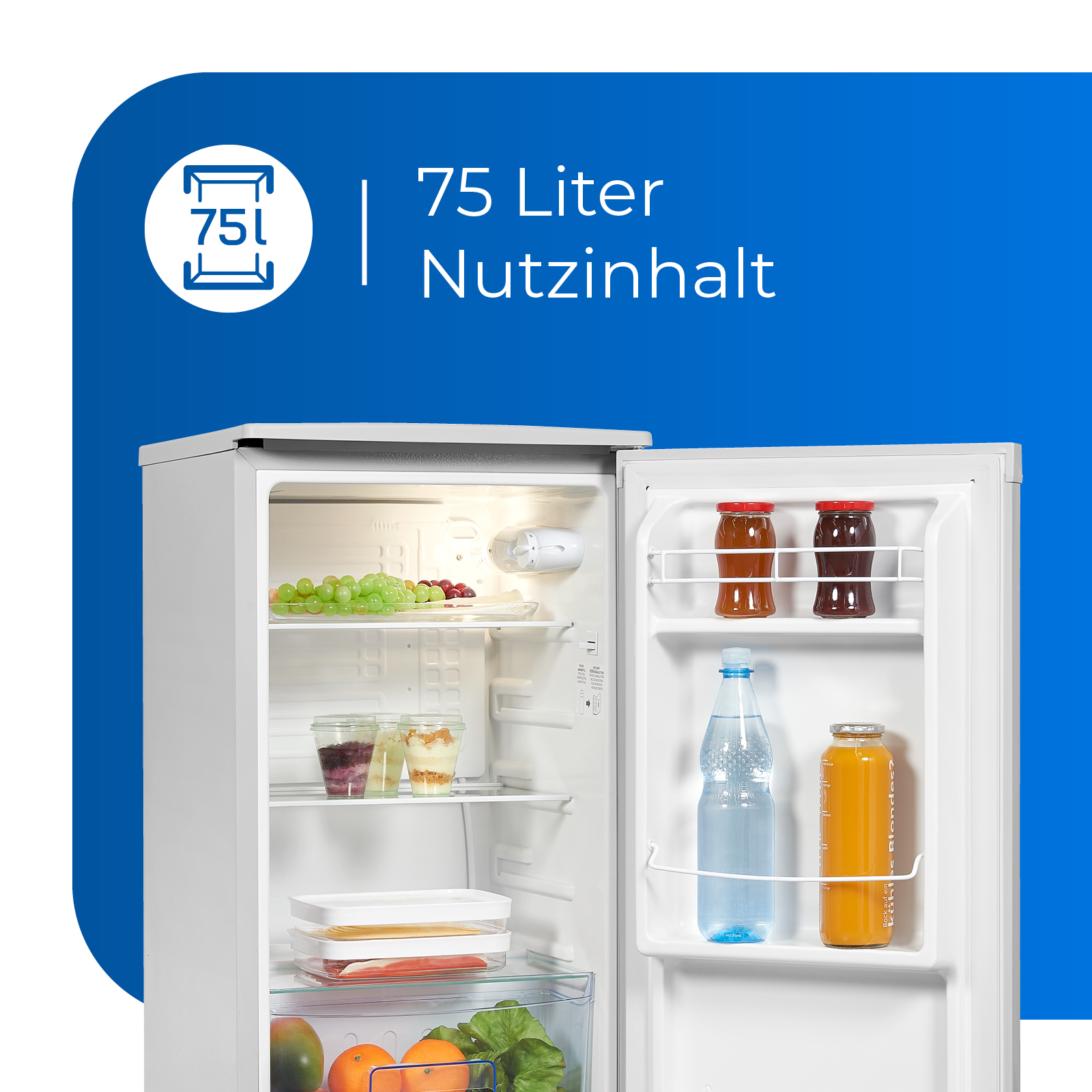 Geöffneter weißer Kühlschrank mit Regalen, mit Lebensmitteln und Getränken.
