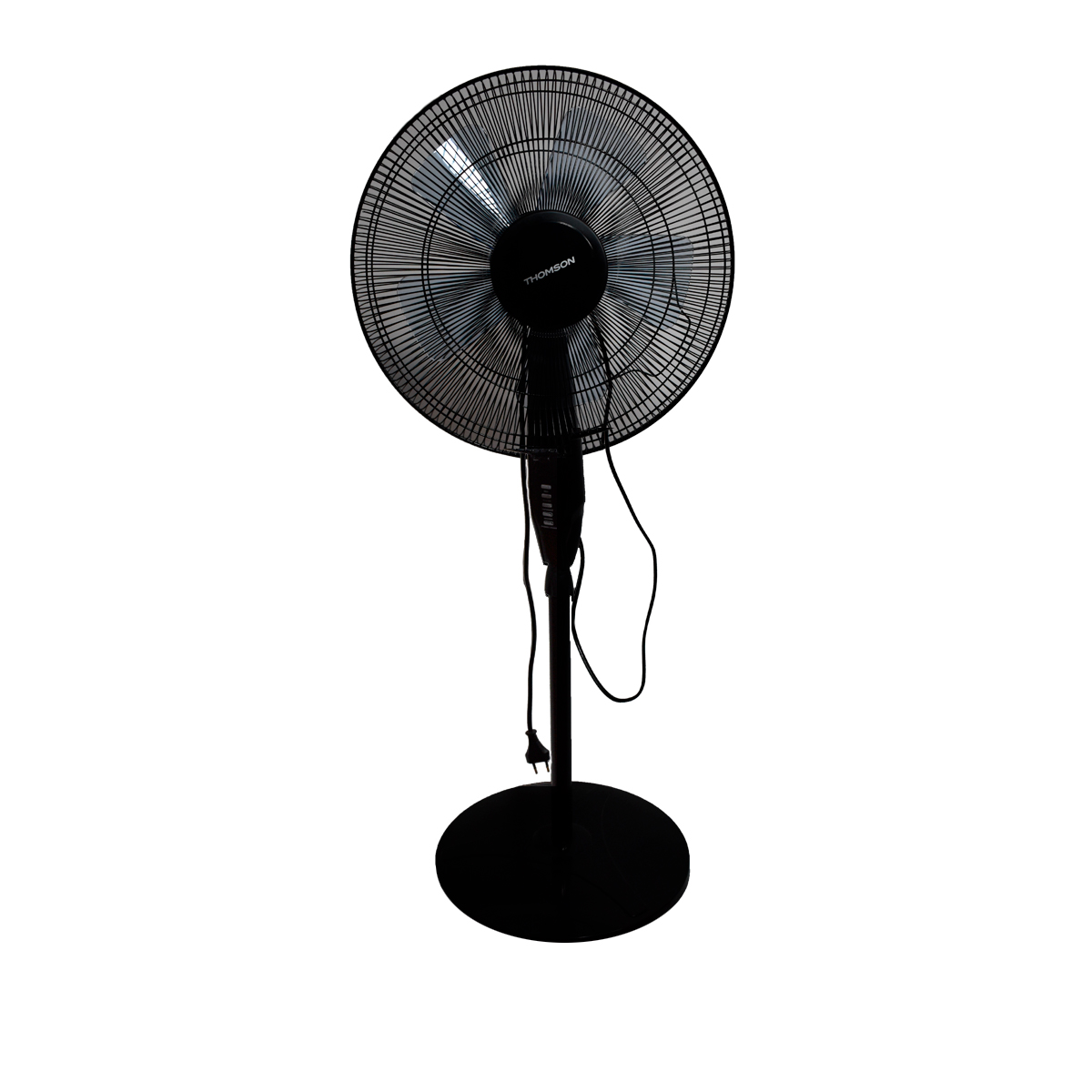 Ventilador de pie negro. El ventilador está sobre un fondo blanco. La base y el soporte son negros.
