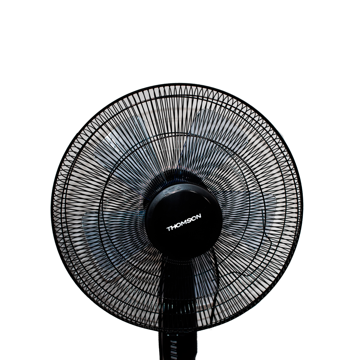 Ventilador eléctrico negro con rejilla protectora, aislado sobre fondo blanco.