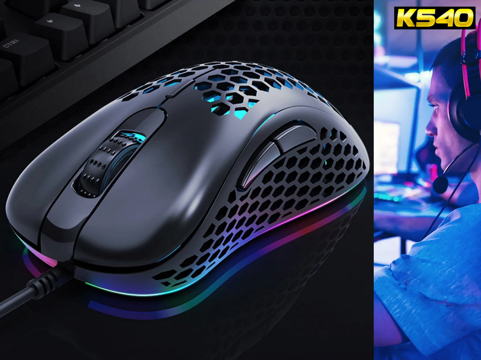 Un ratón gaming negro con diseño de panal y iluminación RGB. Una persona con auriculares es visible a la derecha.
