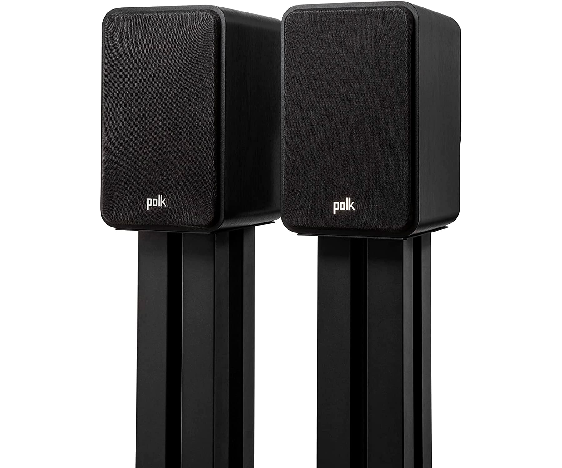 Dos altavoces Polk negros sobre soportes negros. Los altavoces tienen el nombre de la marca en blanco.