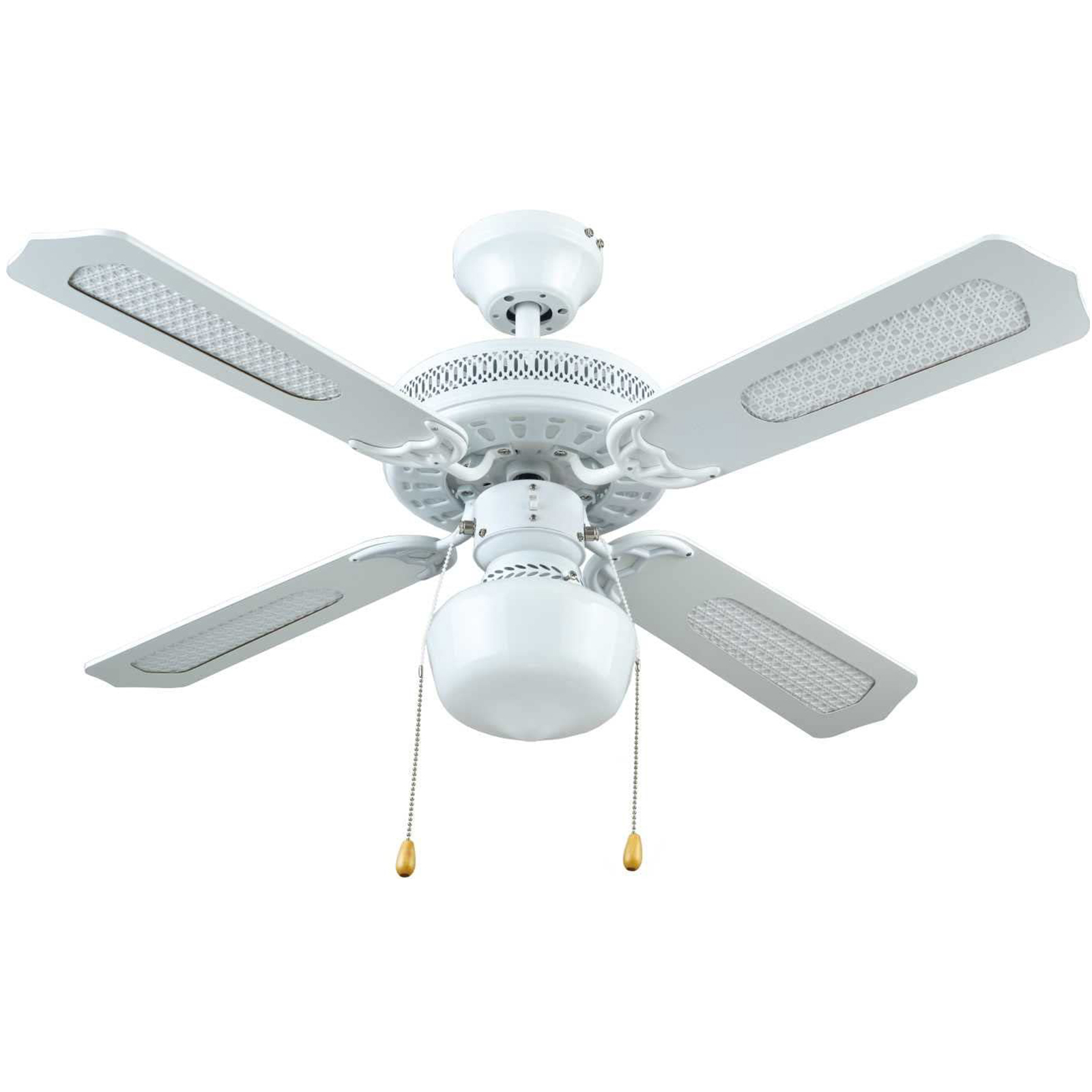 Ventilador de techo blanco con cuatro aspas y una lámpara, aislado sobre blanco.