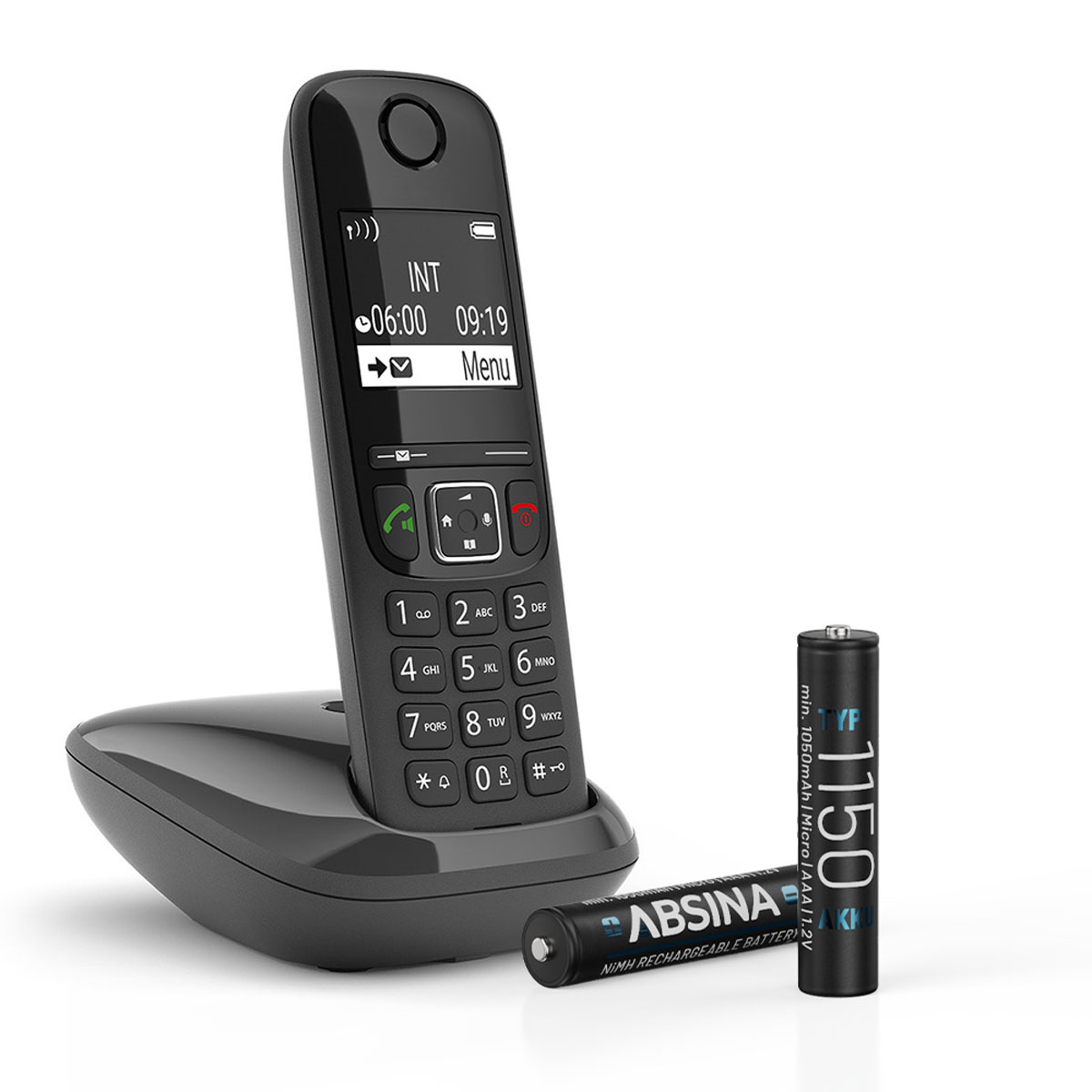 Ein schwarzes schnurloses Telefon auf seiner Basis, mit zwei Batterien daneben. Das Telefon zeigt die Uhrzeit und Menüoptionen an.
