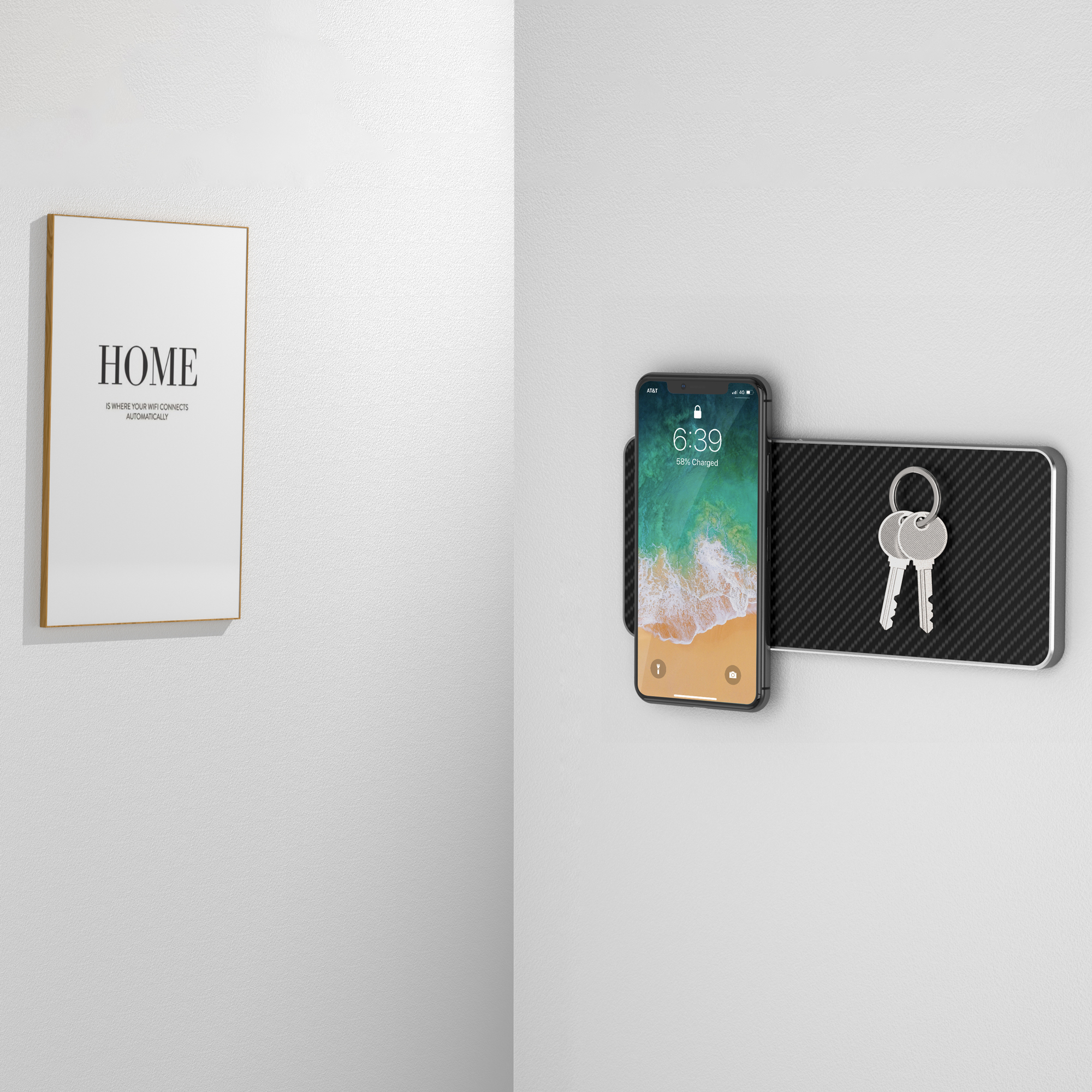 Ein Telefon lädt kabellos, Schlüssel daneben, und ein gerahmtes 'HOME'-Schild an einer weißen Wand.