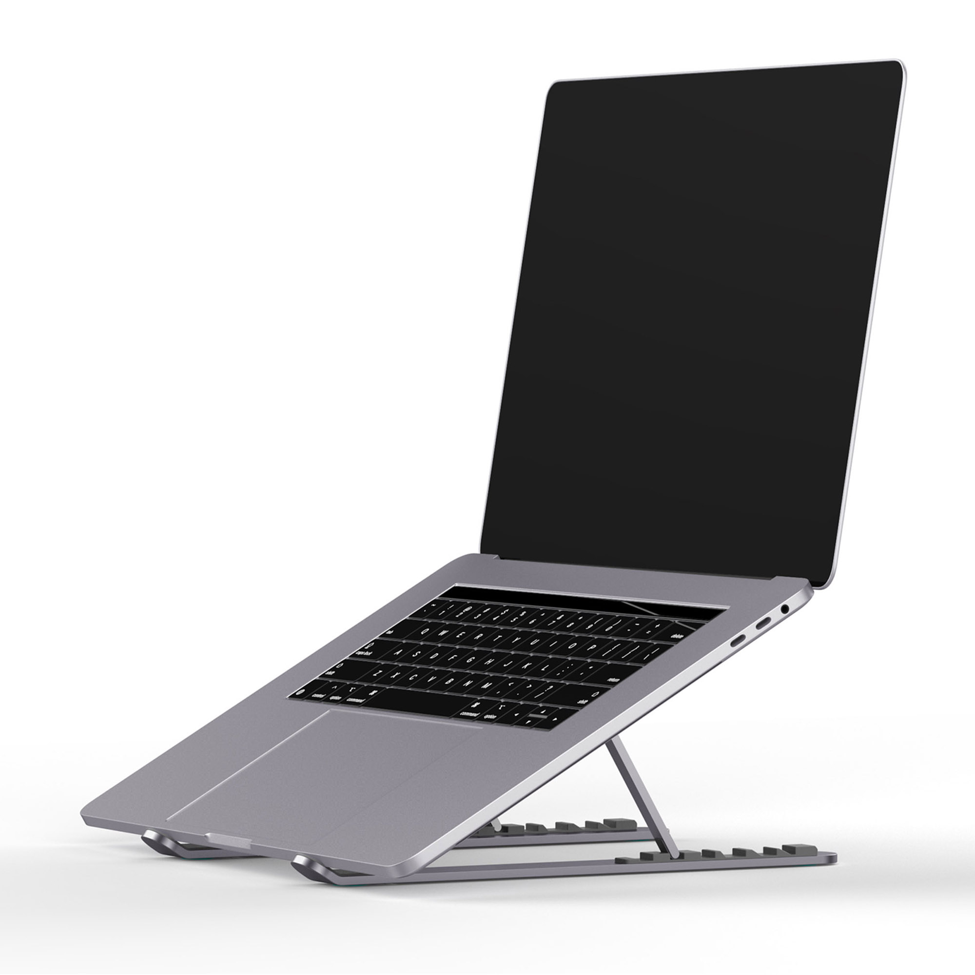 Laptop-Computer auf silbernem Ständer, geöffnet geneigt, schwarzer Bildschirm, mit weißem Hintergrund.