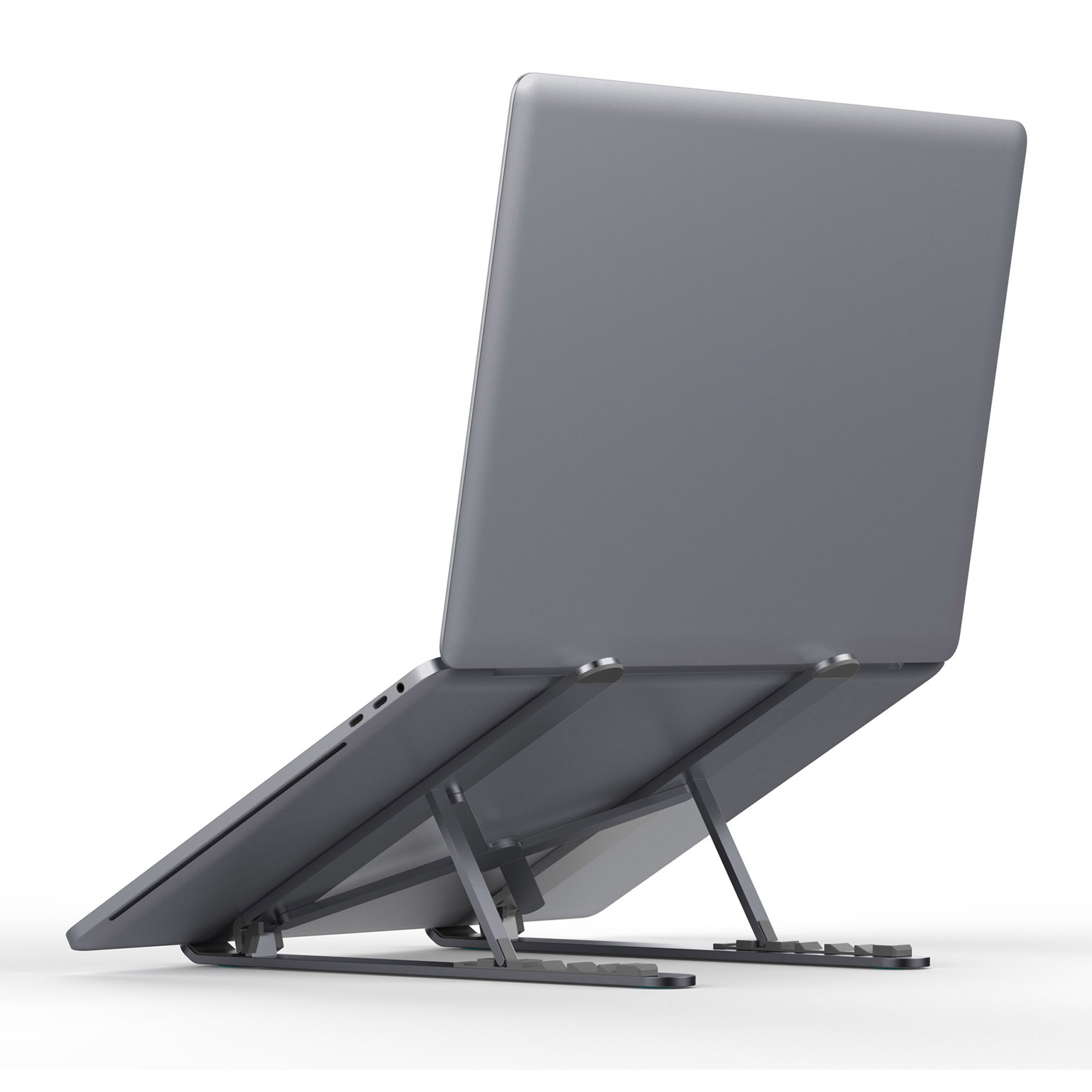 Laptop auf einem silbernen Ständer. Der Laptop ist geöffnet und nach oben geneigt.