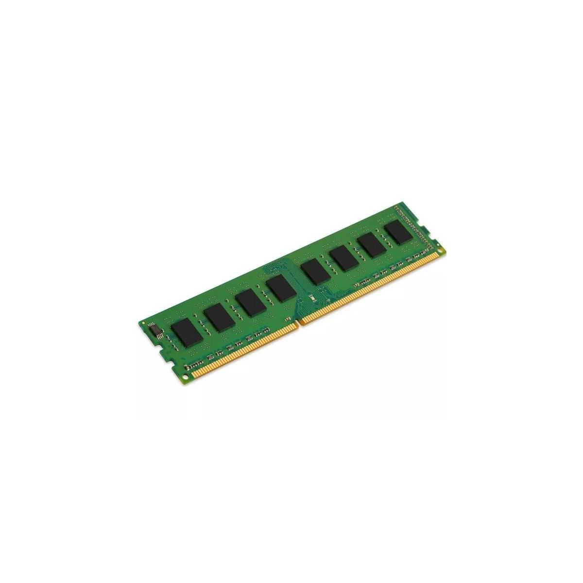 Ein grüner RAM-Riegel auf weißem Hintergrund, mit mehreren schwarzen Chips und goldfarbenen Anschlüssen.