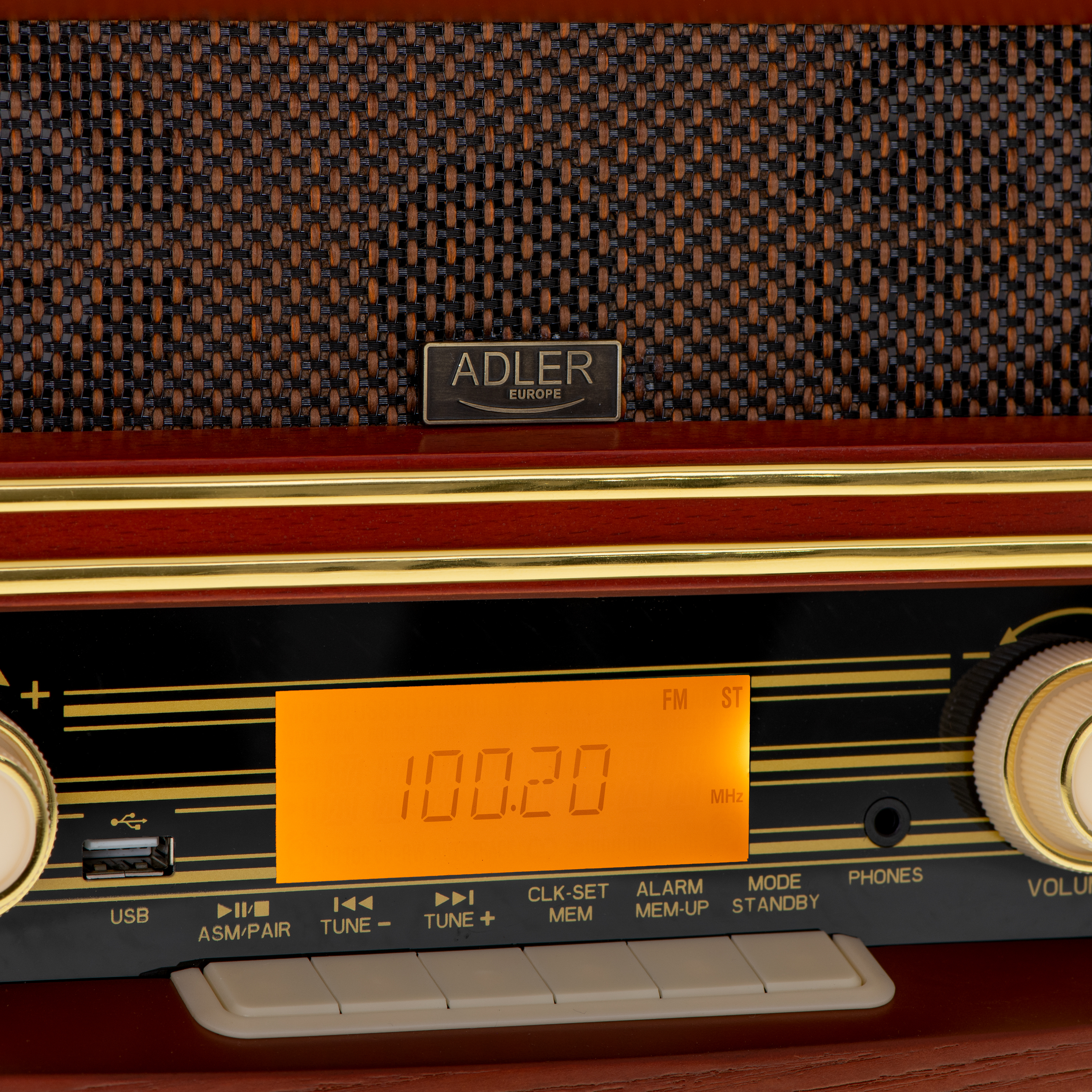 Adler Europe Retro-Radio. Holzoptik, Digitalanzeige und Bedienknöpfe sichtbar.