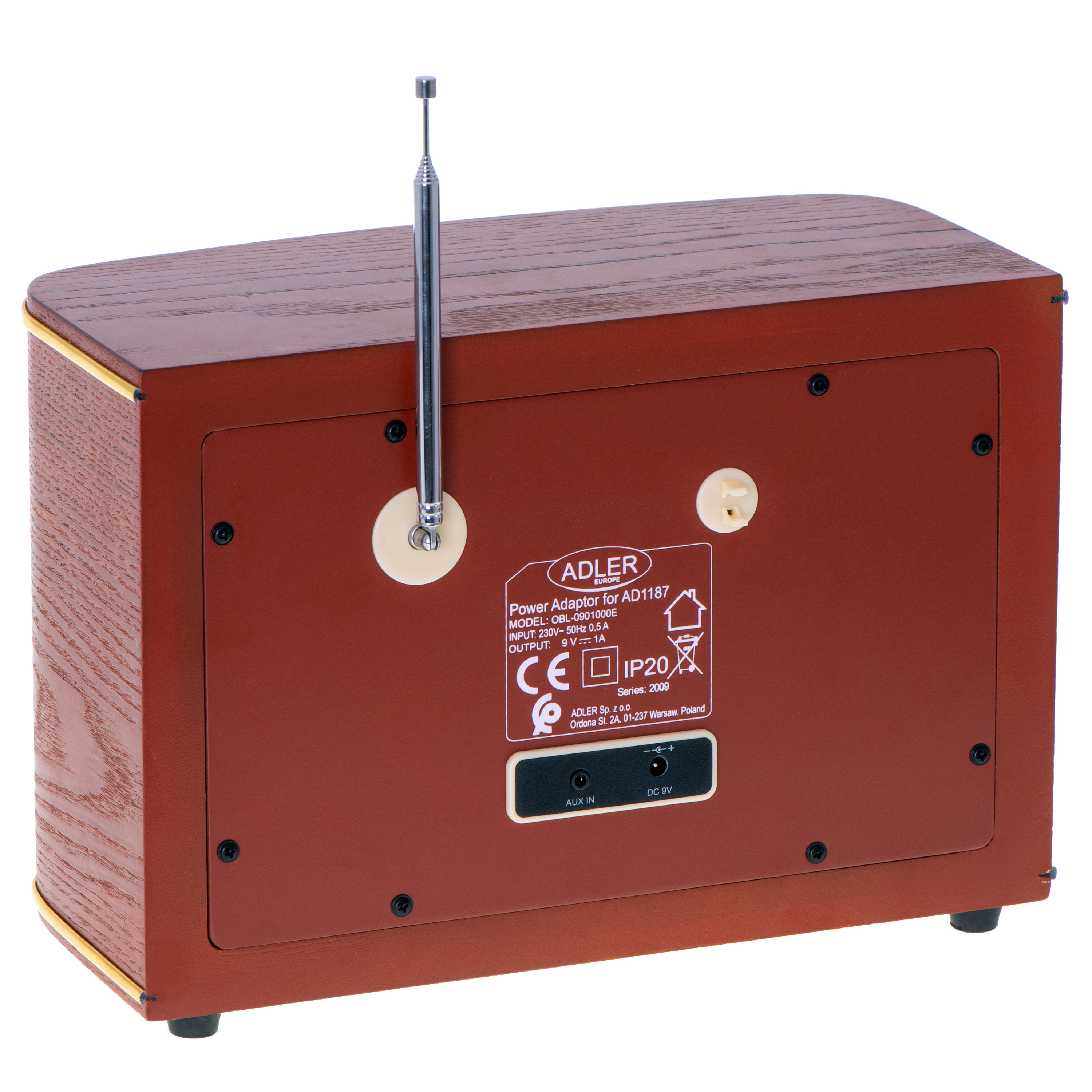 Rückseite eines braunen Radios in Holzoptik. Antenne ist oben. Informationsetikett auf der Rückseite.