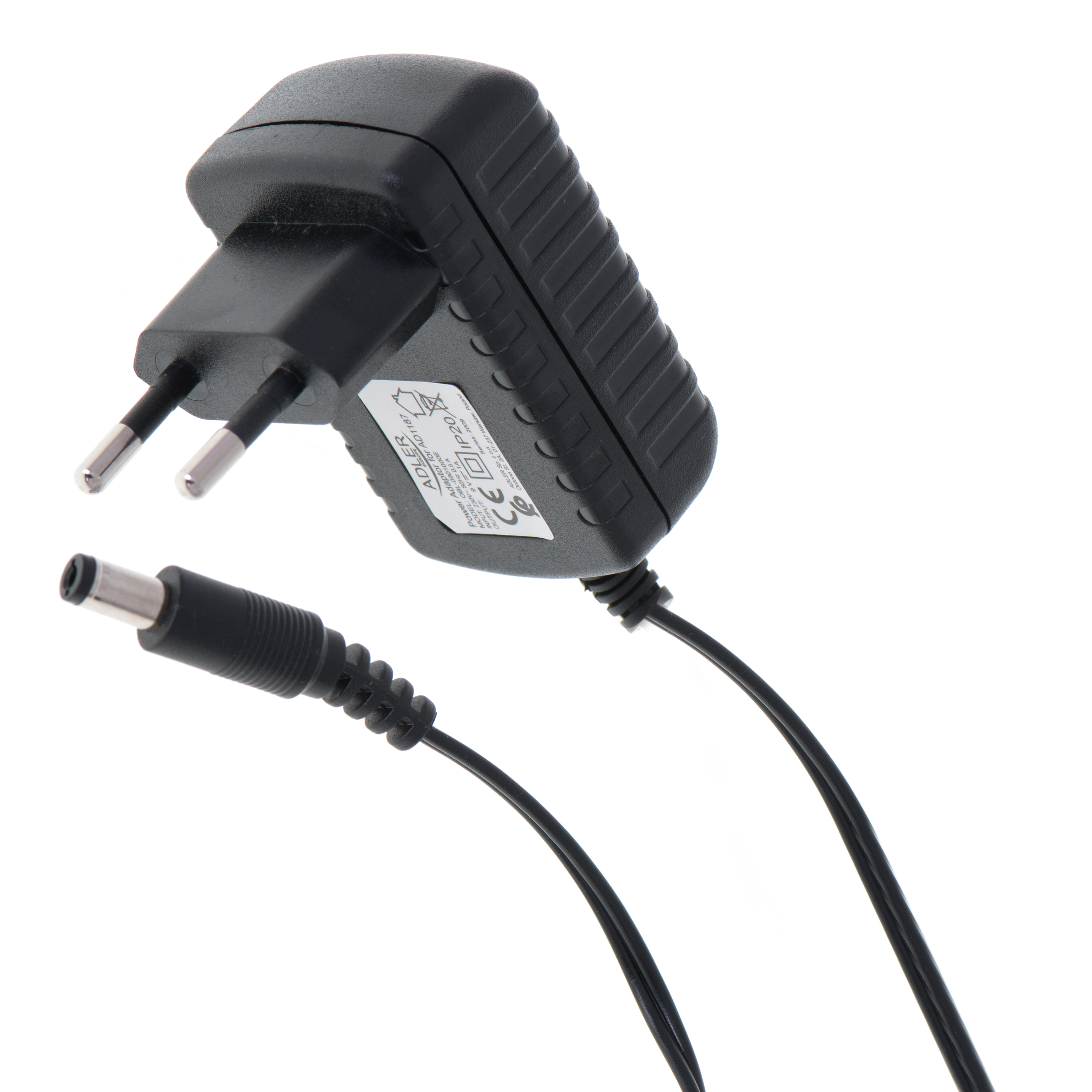 Schwarzes Netzteil mit Stecker und Stecker. Weißer Hintergrund. Nahaufnahme.